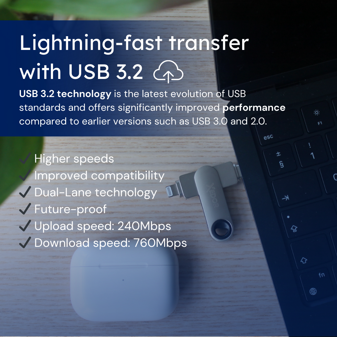 Laptop z podłączonym urządzeniem USB 3.2, para białych słuchawek.