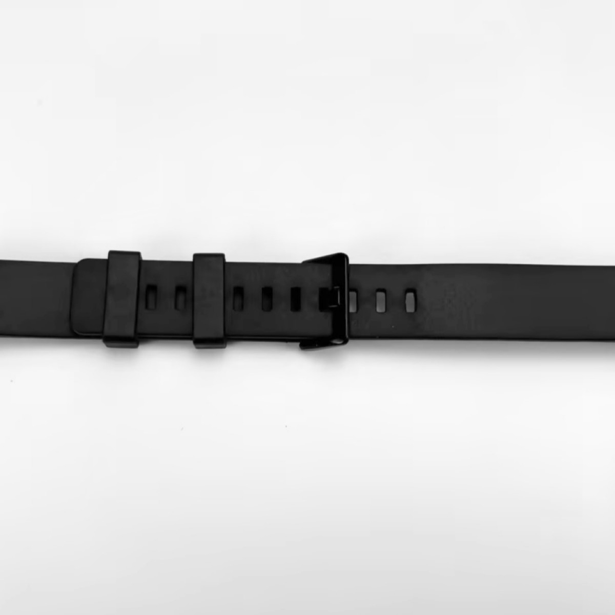 Schwarzes Uhrenarmband mit Schnalle, Nahaufnahme vor weißem Hintergrund.