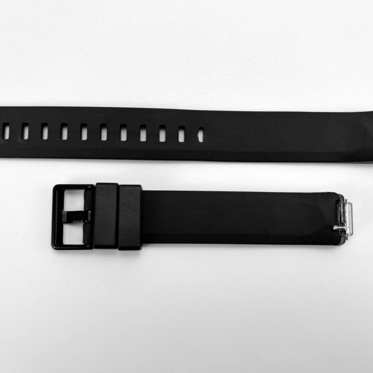 Schwarzes Uhrenarmband mit Schnalle vor weißem Hintergrund.