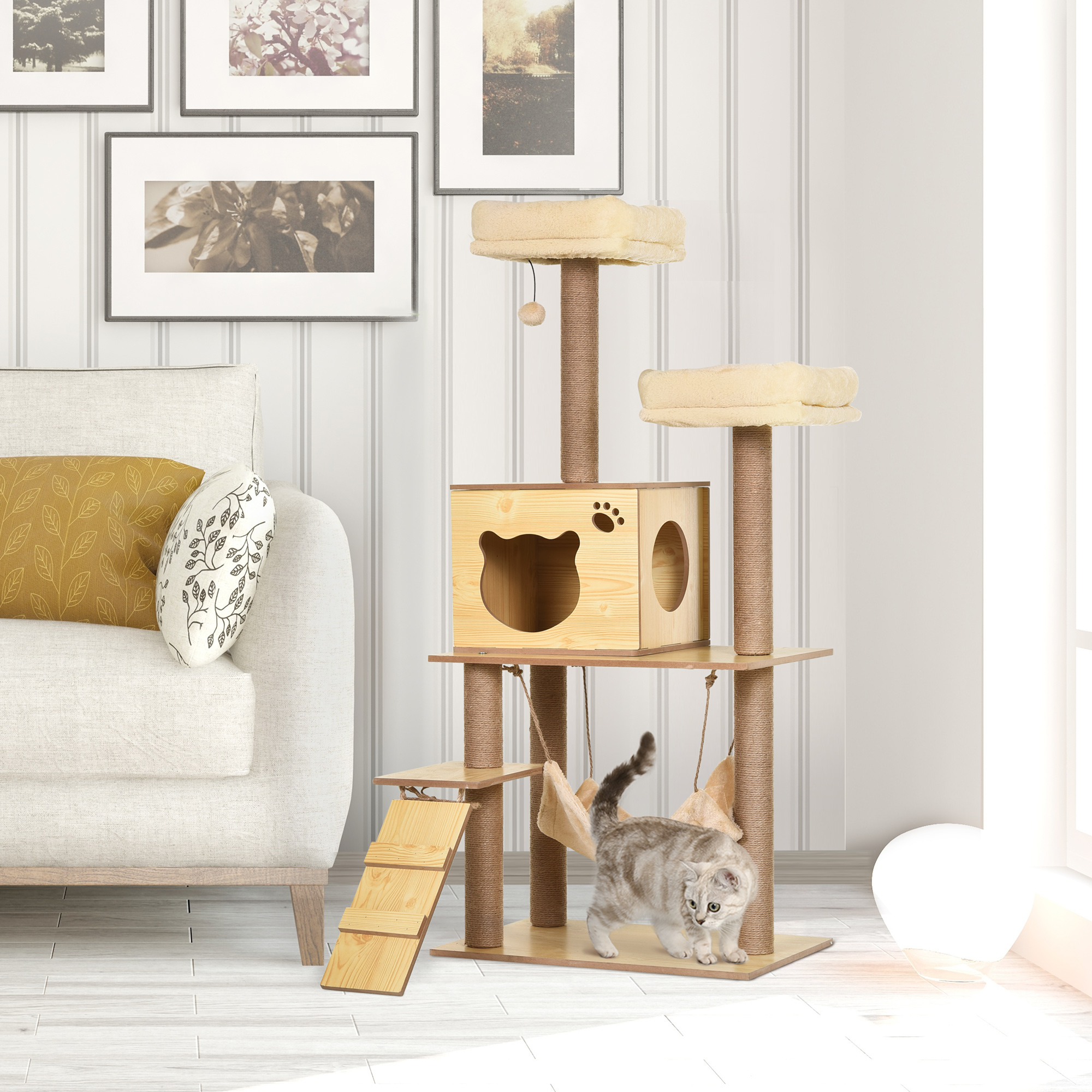 Albero per gatti con più livelli e un gatto. Struttura beige e marrone con un gatto al centro.