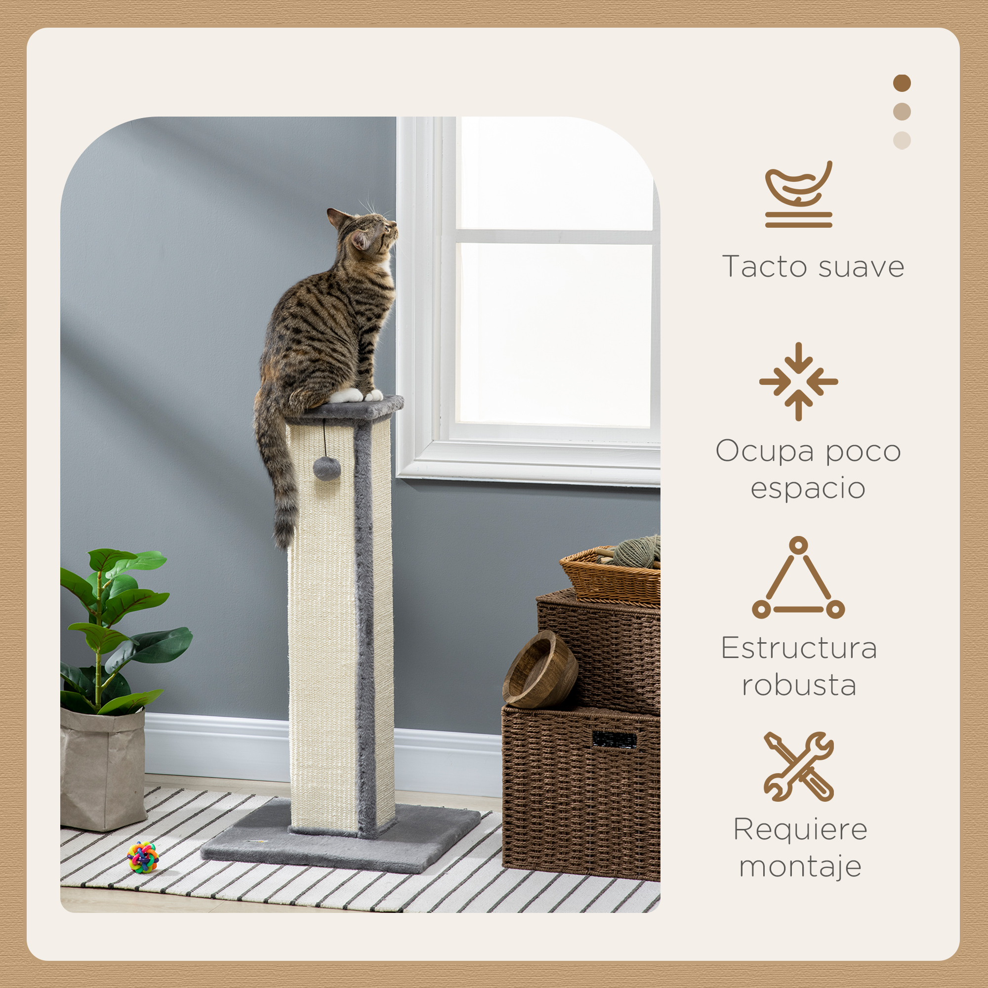 Un gato sentado en un rascador con un juguete de bola y una ventana al fondo.