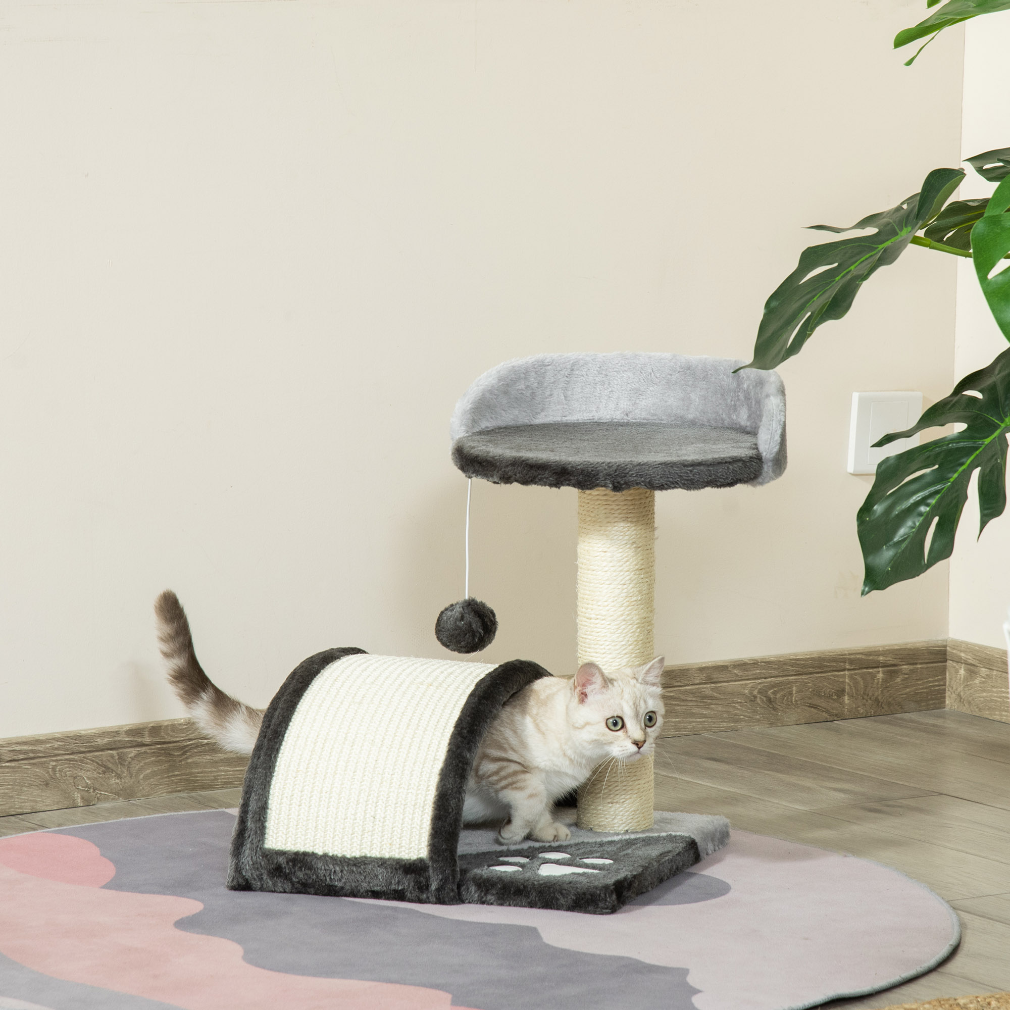 Un gato en un árbol para gatos, con un túnel y un poste rascador, en un ambiente hogareño.
