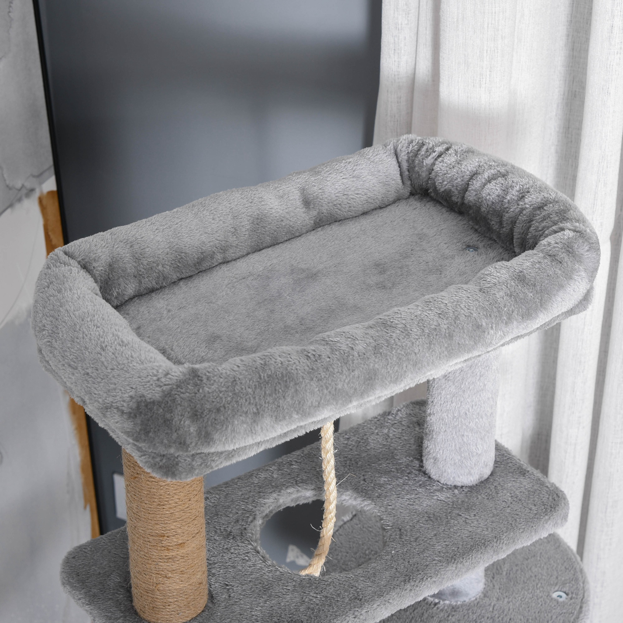Árbol para gatos gris con cama superior, plataforma intermedia y poste rascador de sisal.
