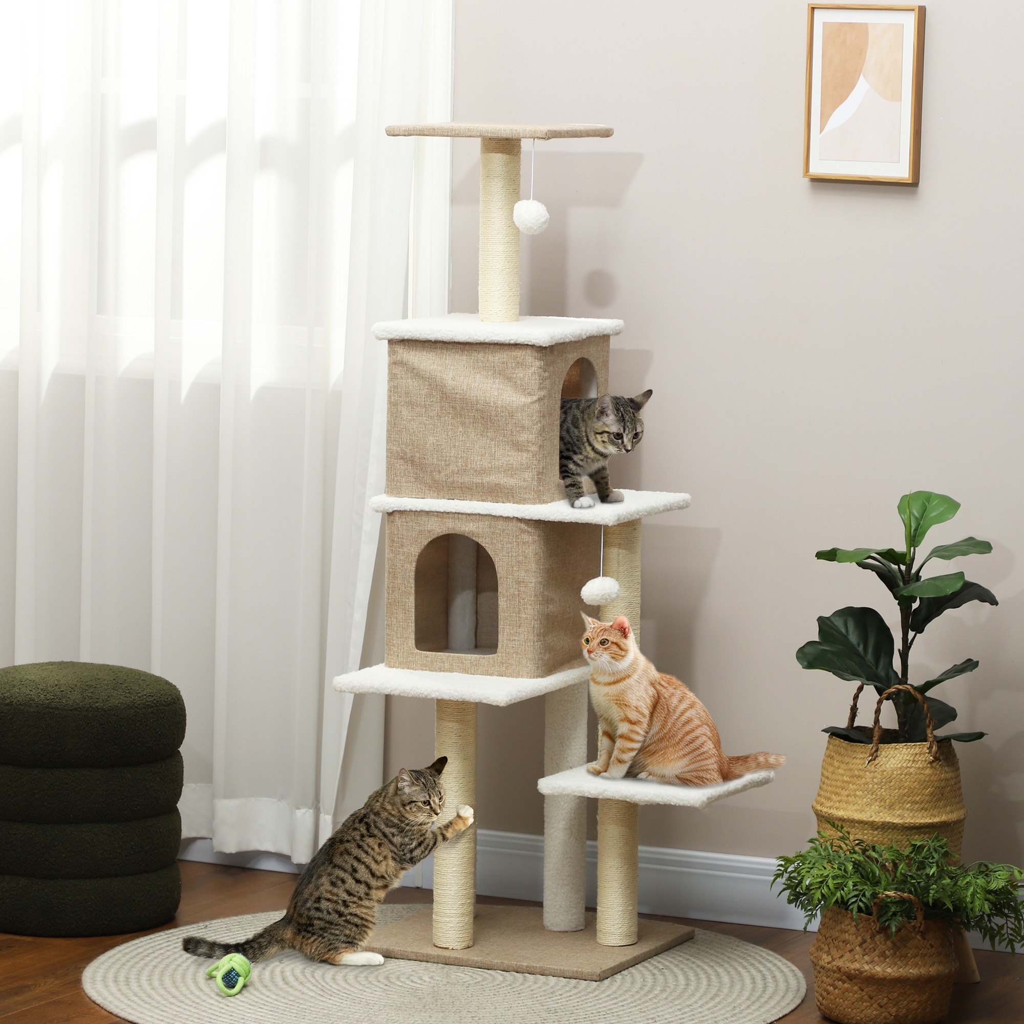 Tres gatos en un árbol para gatos beige. Uno salta, uno se sienta, uno en un agujero. La habitación es luminosa.