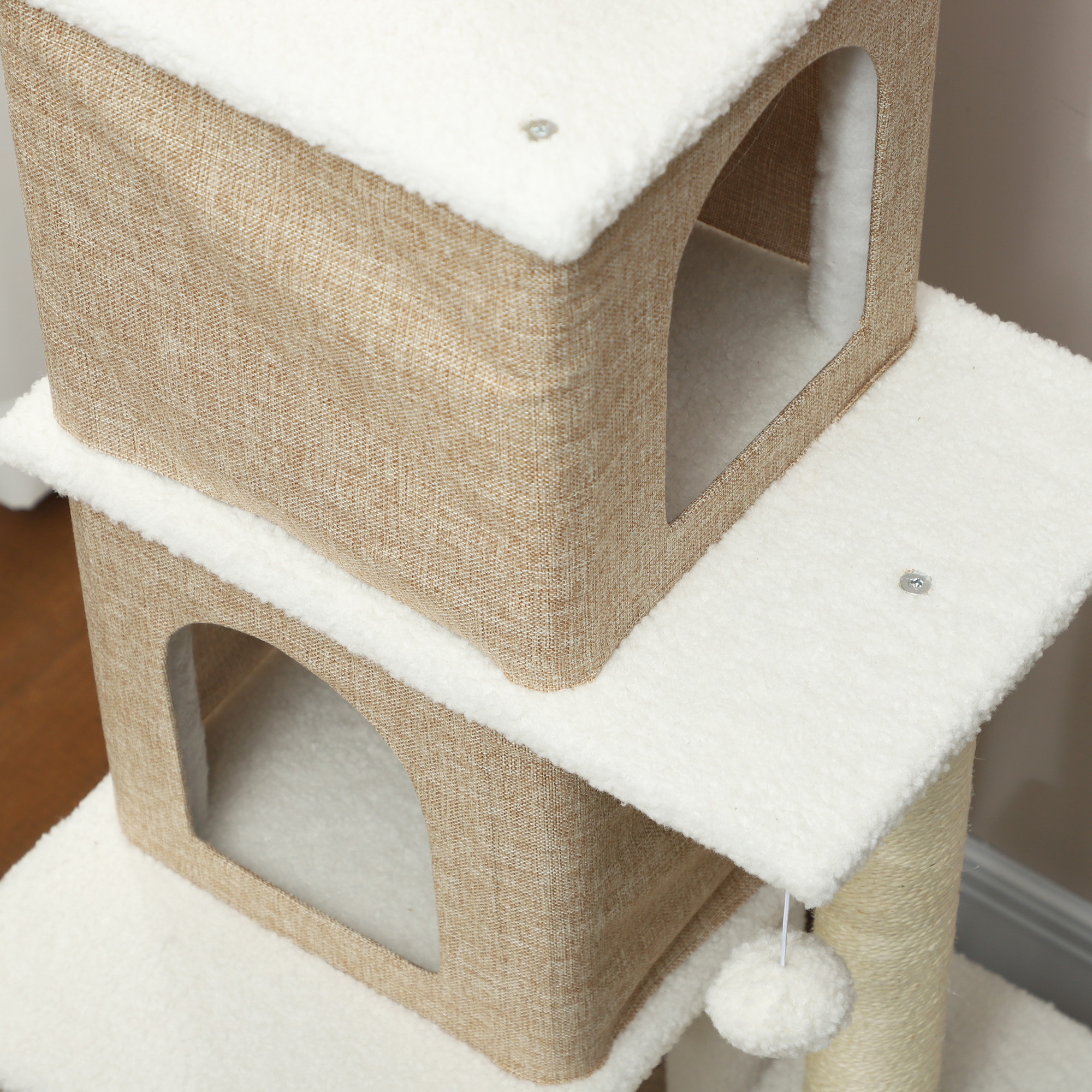 Árbol para gatos con dos casas beige y plataformas blancas y esponjosas, con fondo blanco.
