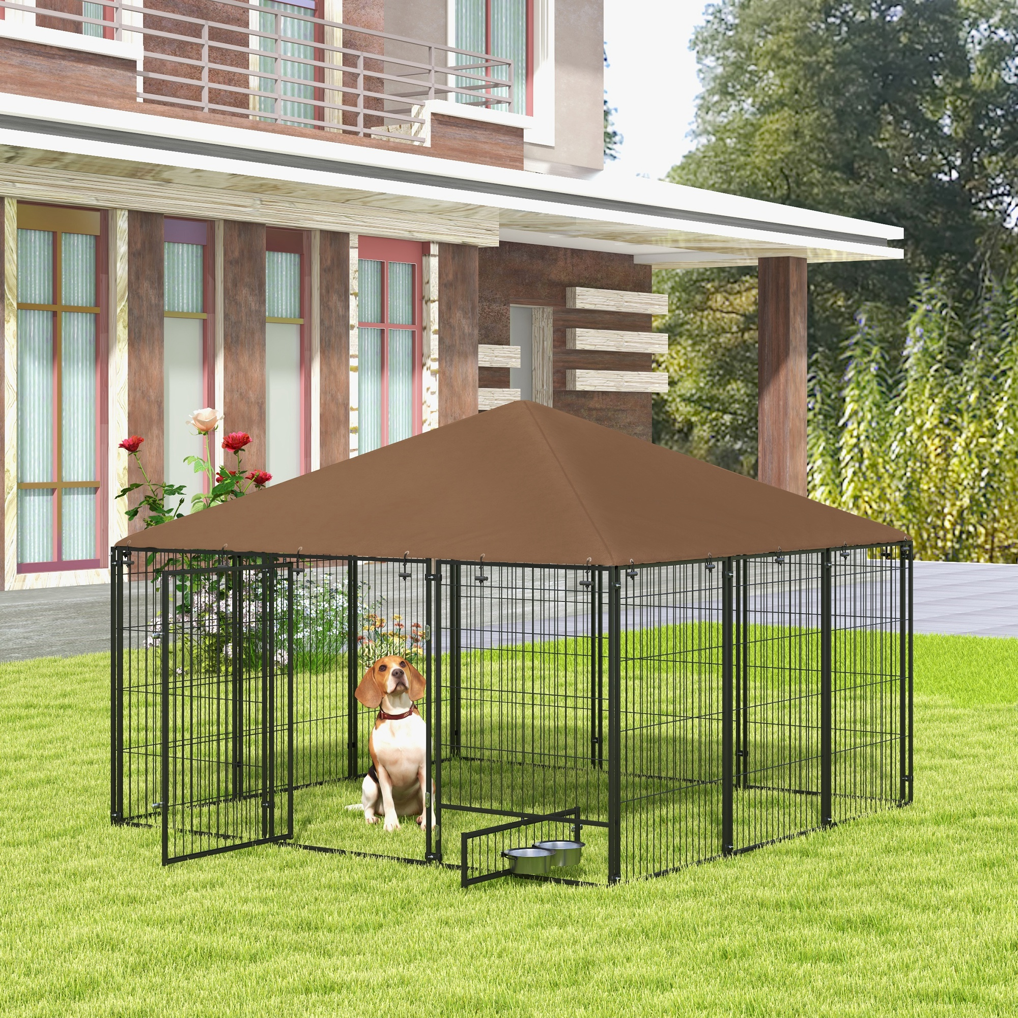 Jaula para perros con techo marrón. Beagle dentro. Flores y casa al fondo.