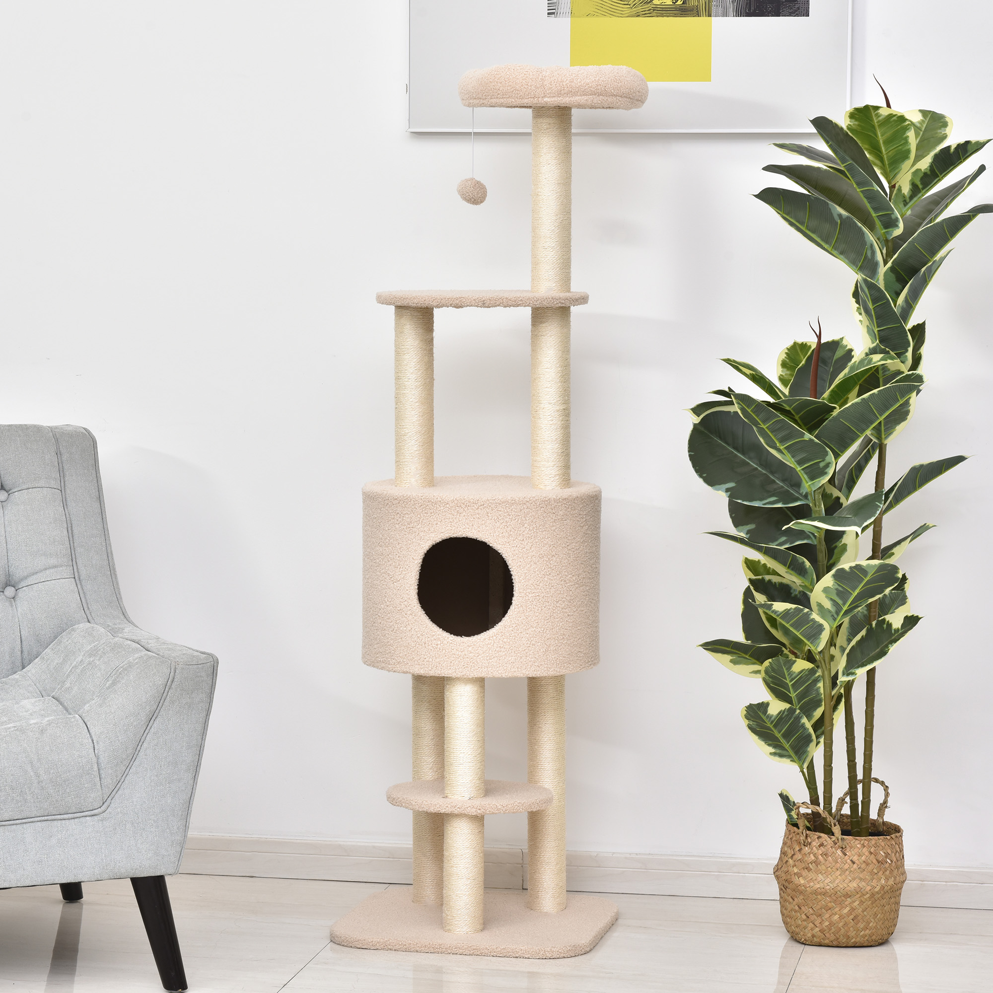 Un árbol para gatos beige alto con una bola de juguete y una planta. El árbol para gatos tiene varios niveles.