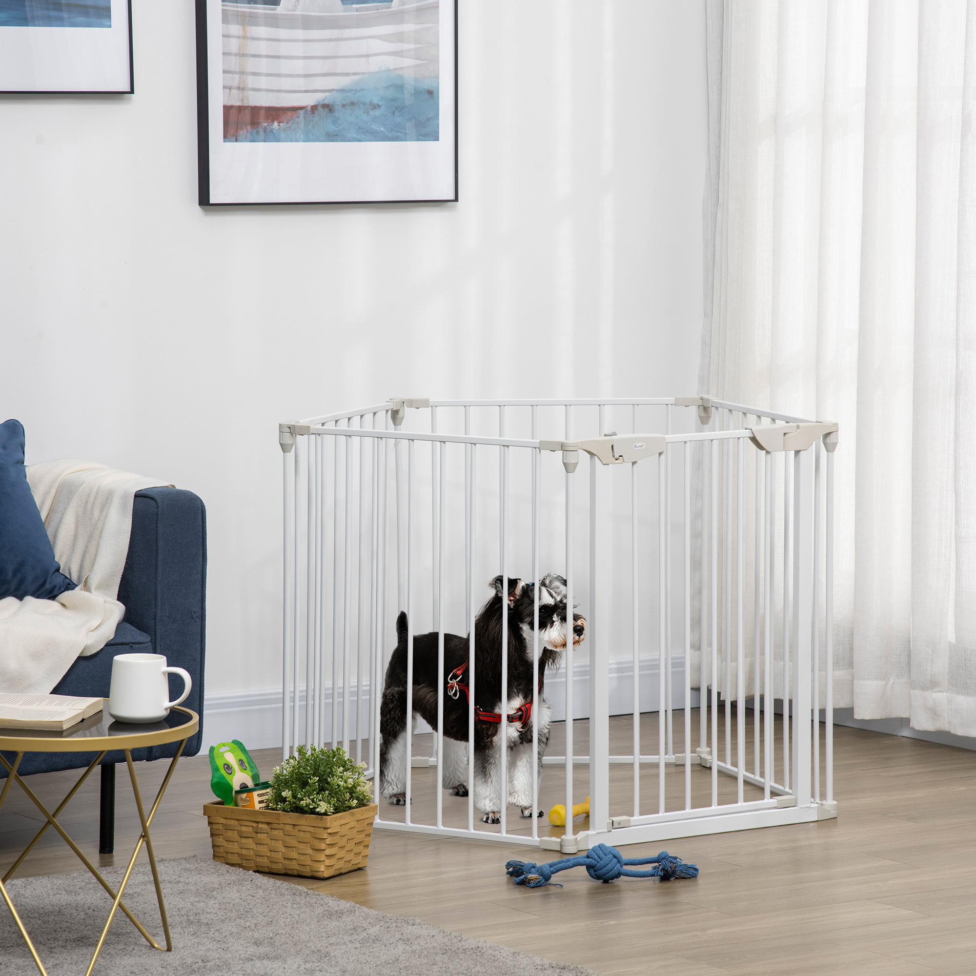 Un perro está dentro de un corral blanco para mascotas en una sala de estar con muebles azules.