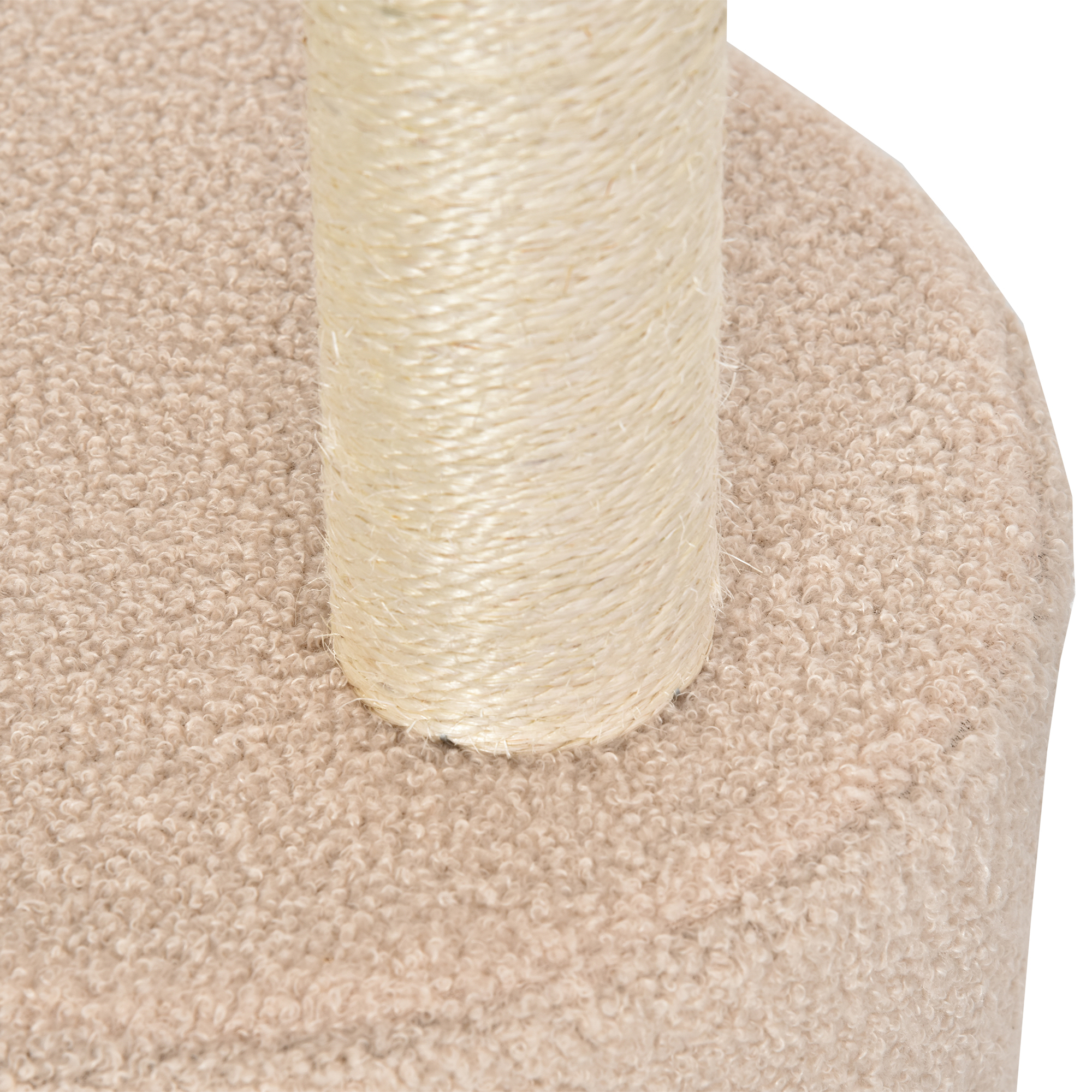 Primer plano de un rascador beige envuelto con cuerda.