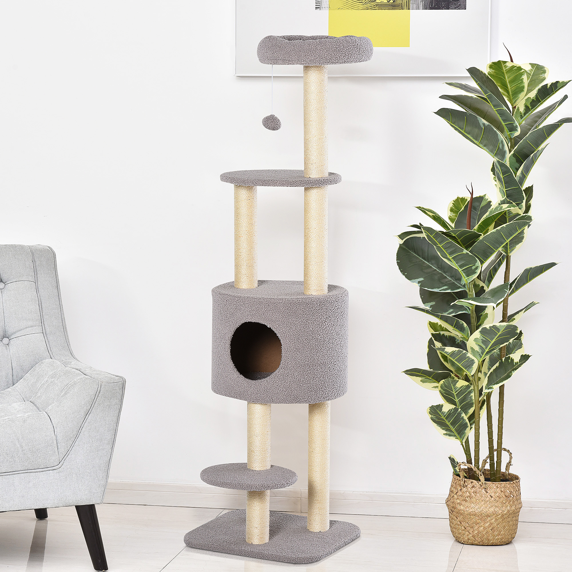 Árbol para gatos alto con múltiples niveles, un agujero redondo y una bola de juguete.