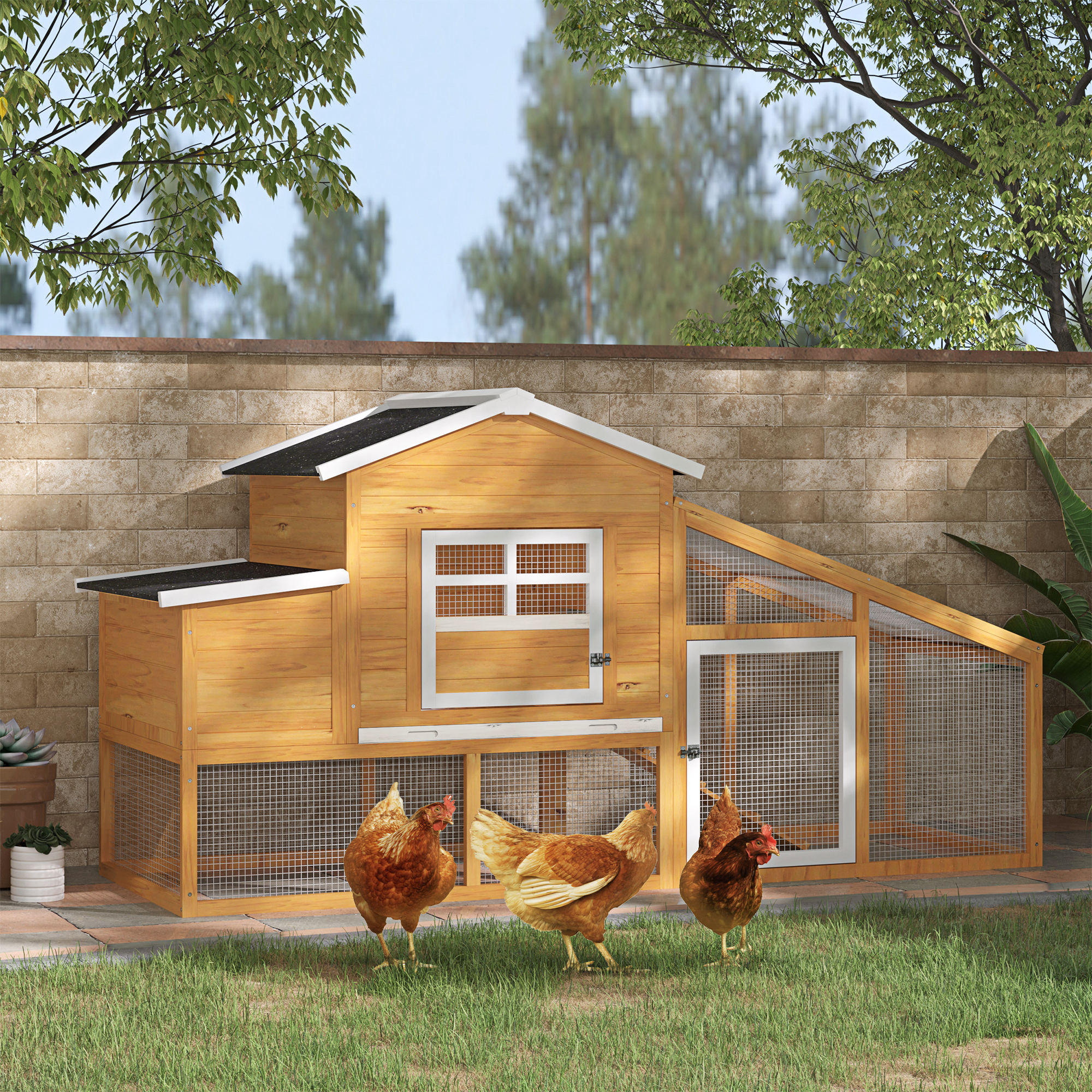 Un gallinero de madera con gallinas delante. Tiene una estructura en forma de casa con un corral.
