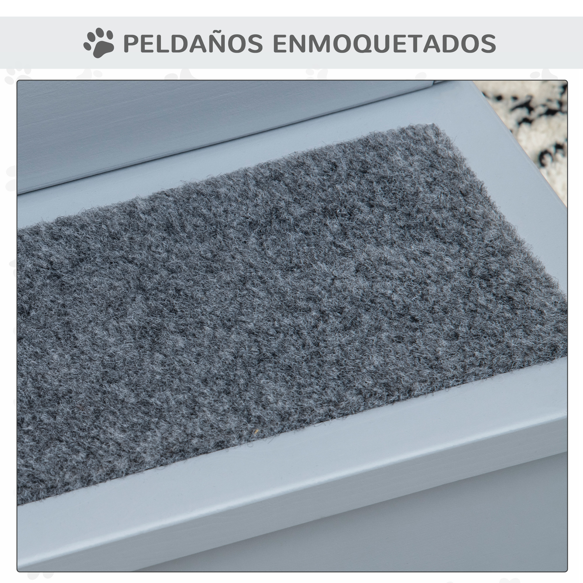 Primer plano de un escalón alfombrado gris dentro de una caseta para perros o estructura similar.