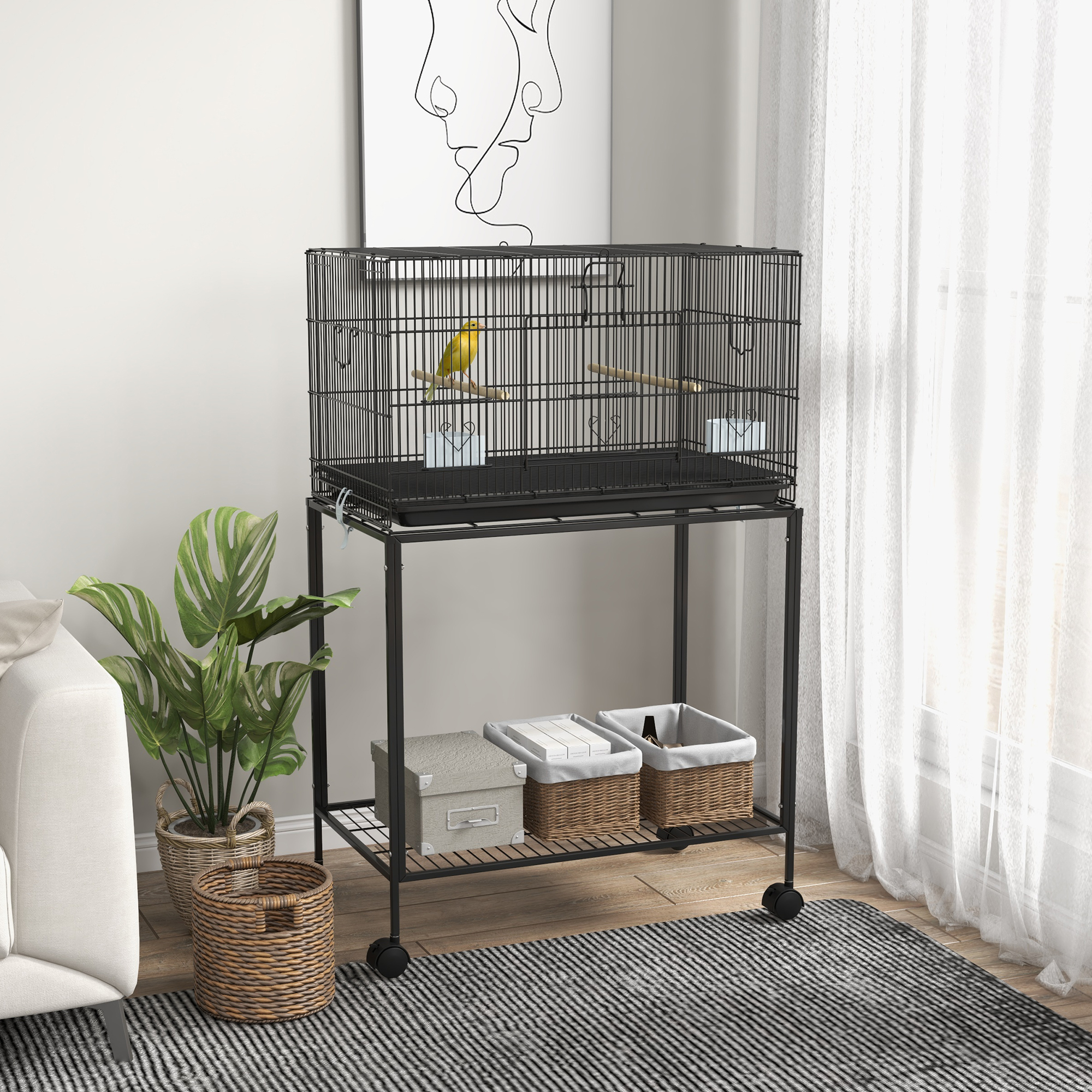 Una jaula negra para pájaros sobre un soporte negro con almacenamiento. Un pájaro amarillo está dentro de la jaula. Plantas y decoración.