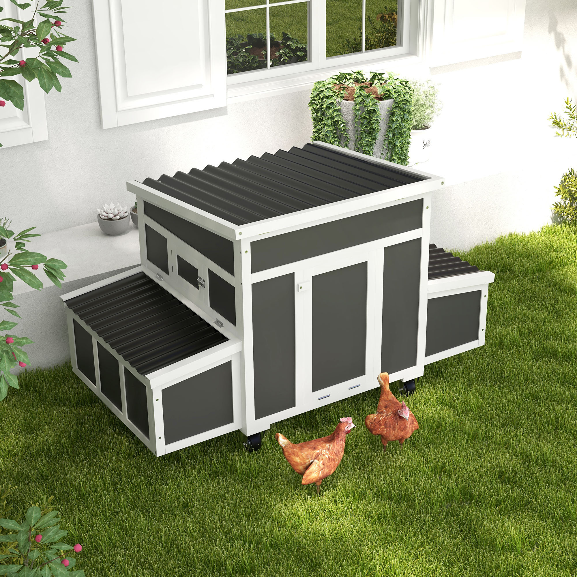 Un gallinero blanco y gris con dos gallinas sobre hierba verde.