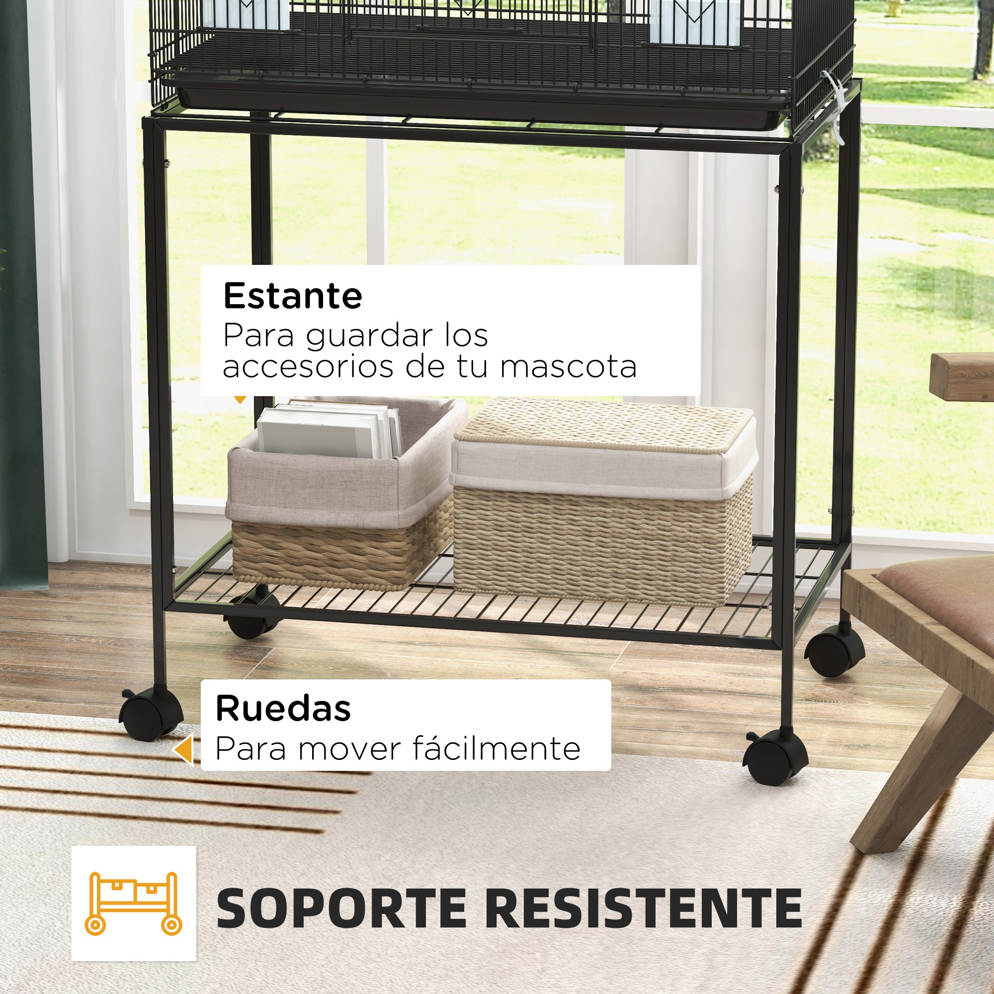 Jaula para pájaros sobre un soporte con cestas de almacenamiento y ruedas, en interiores.