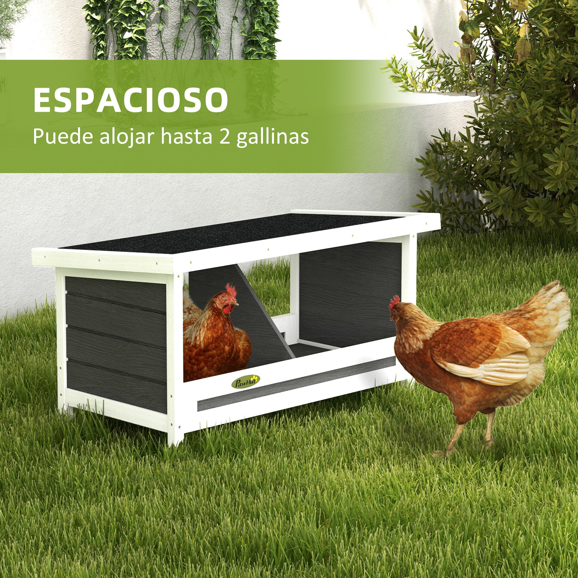 Una gallina está en un gallinero con una casa para pollos, con la casa para pollos adentro. El fondo es hierba verde.