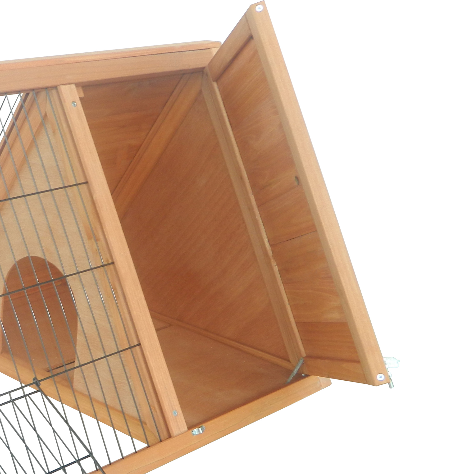 Casa de madera para mascotas con puerta abierta. Lados de alambre metálico, marco de madera marrón.
