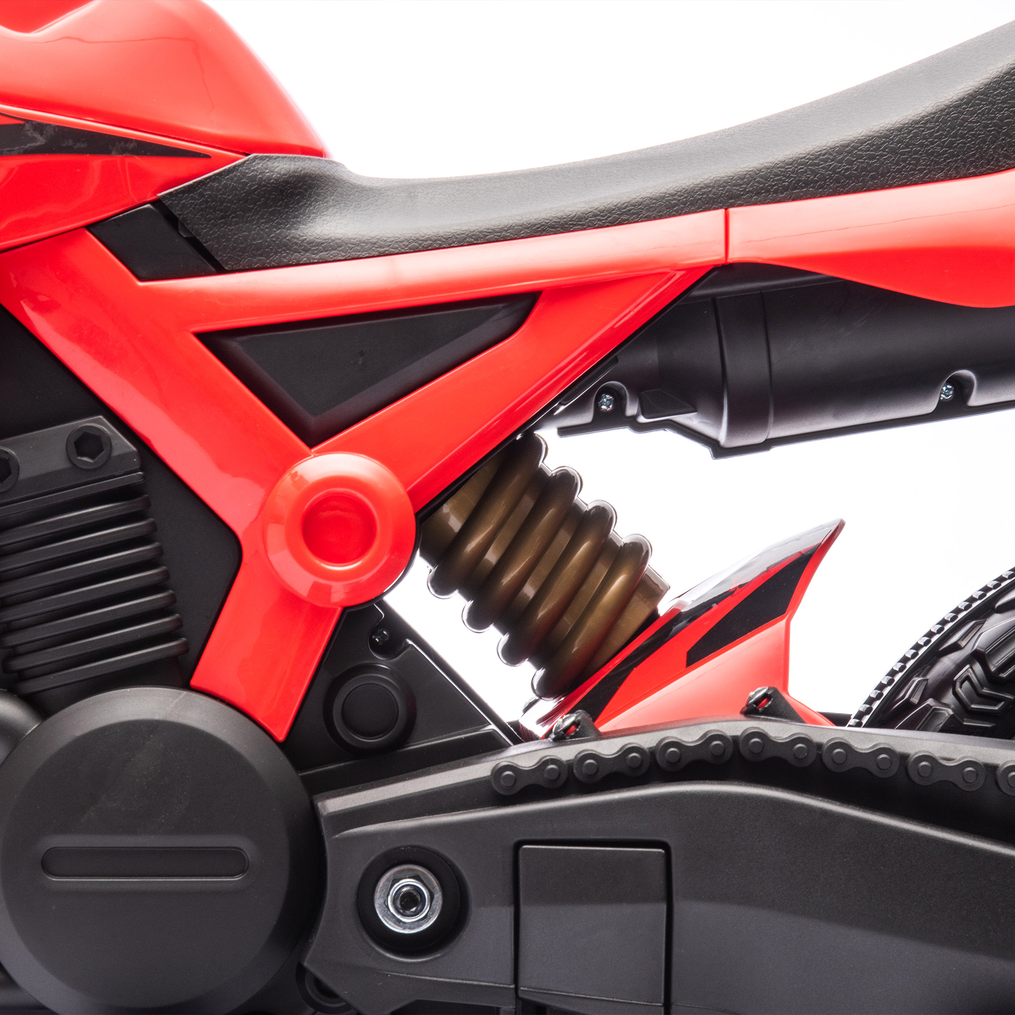 Detalle de motocicleta roja y negra. Muestra el motor, asiento y suspensión.