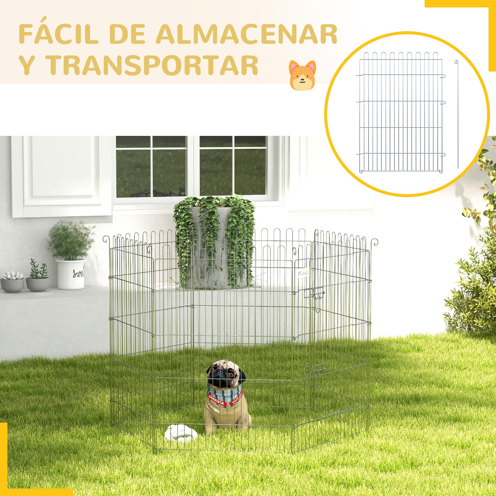 Un carlino se sienta dentro de un corral de metal sobre hierba, en un jardín.