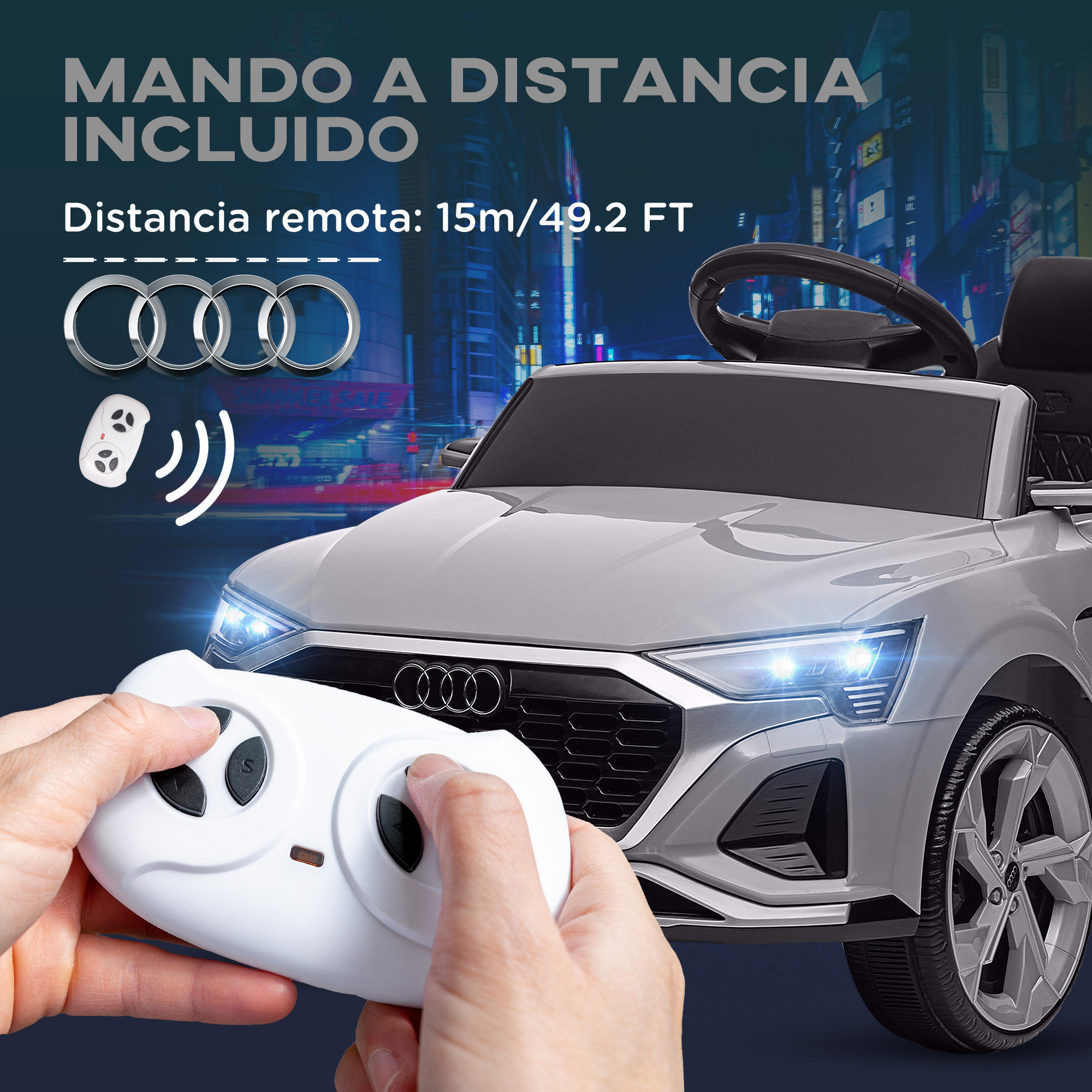 Coche eléctrico gris para niños con mando a distancia en manos, con fondo de ciudad.
