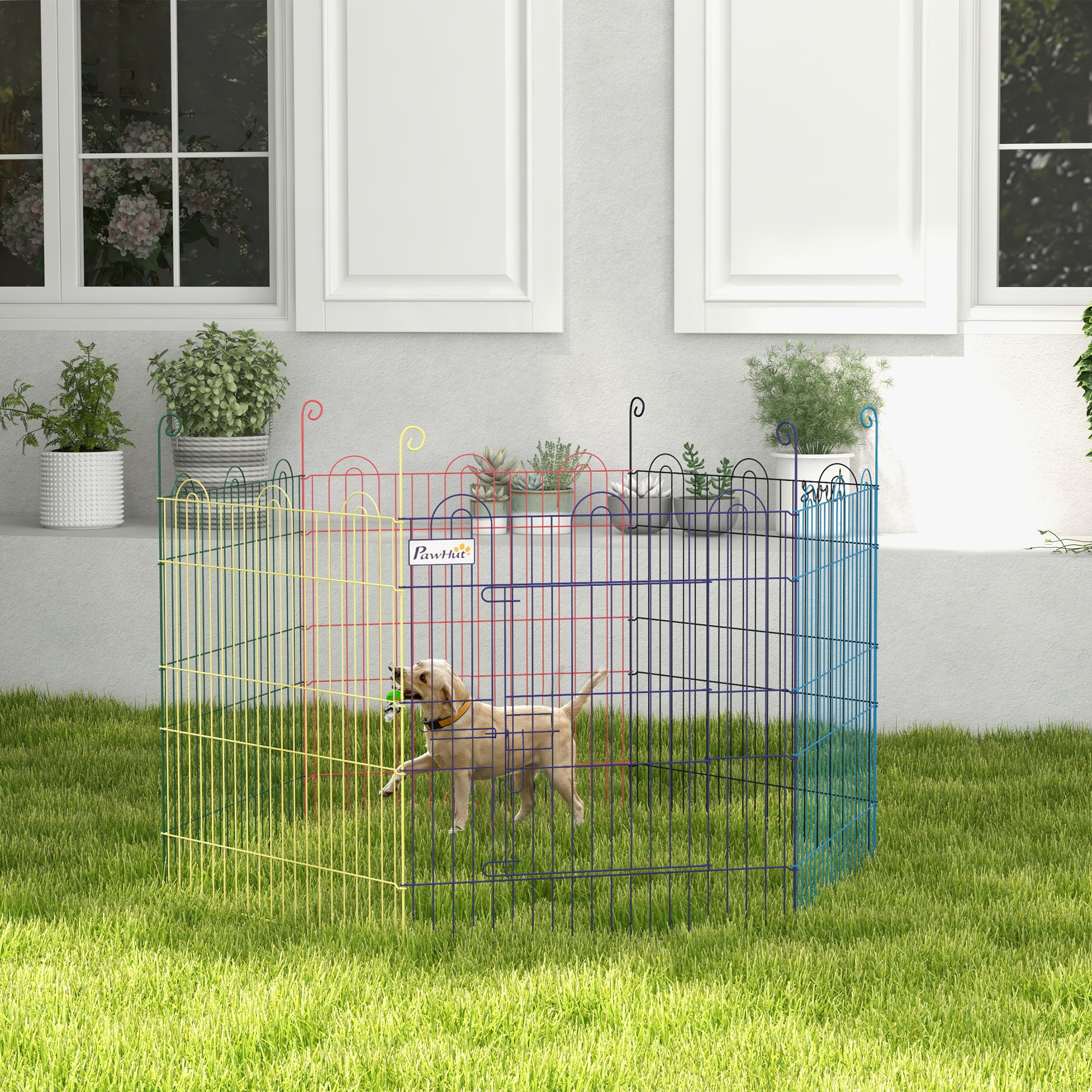Un pequeño y colorido cercado para perros en un jardín verde, con un perro jugando dentro.