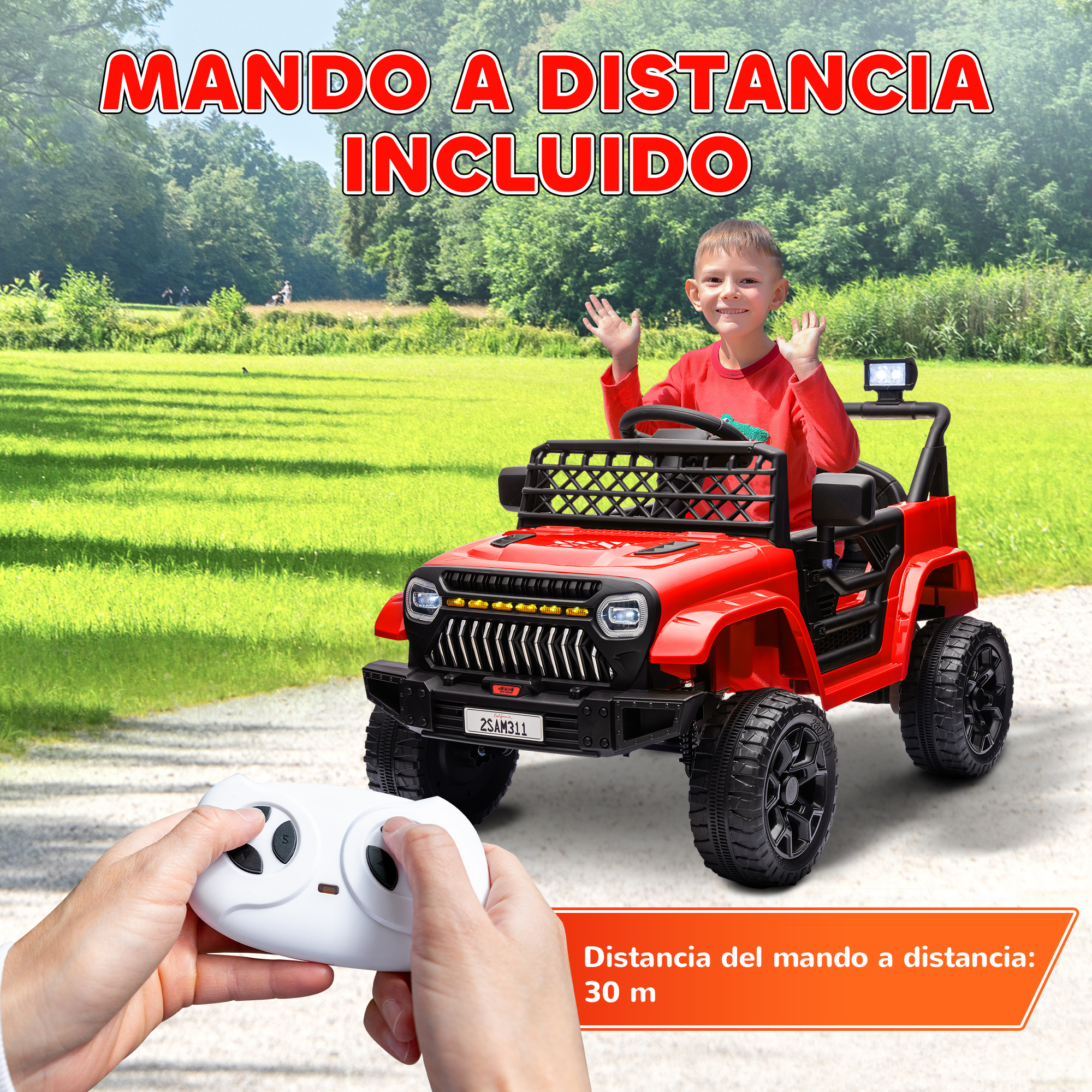 Un niño conduce un coche de juguete rojo con un mando a distancia. La mano de una persona sostiene el mando.