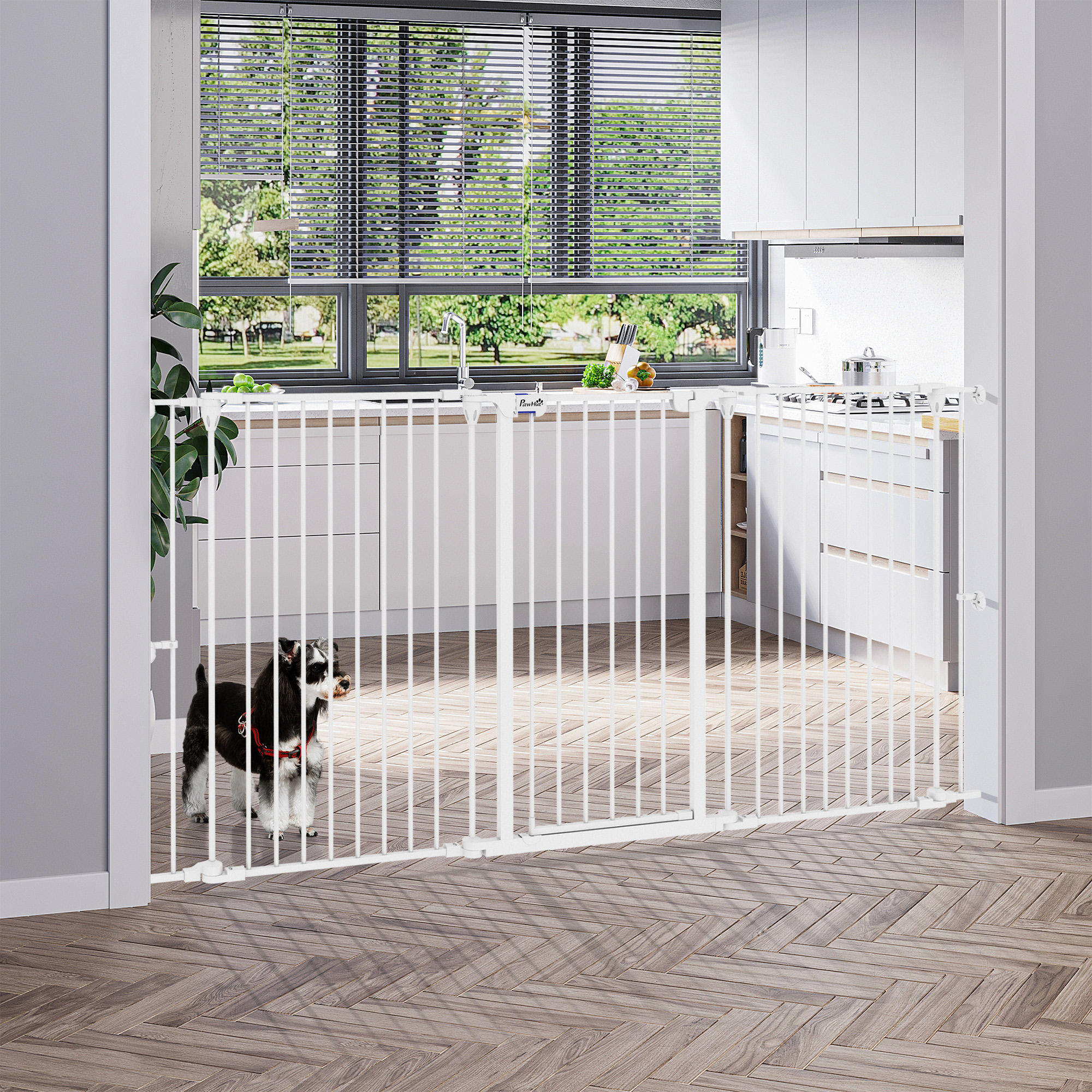 Puerta blanca para mascotas instalada en una cocina con un perro visible.