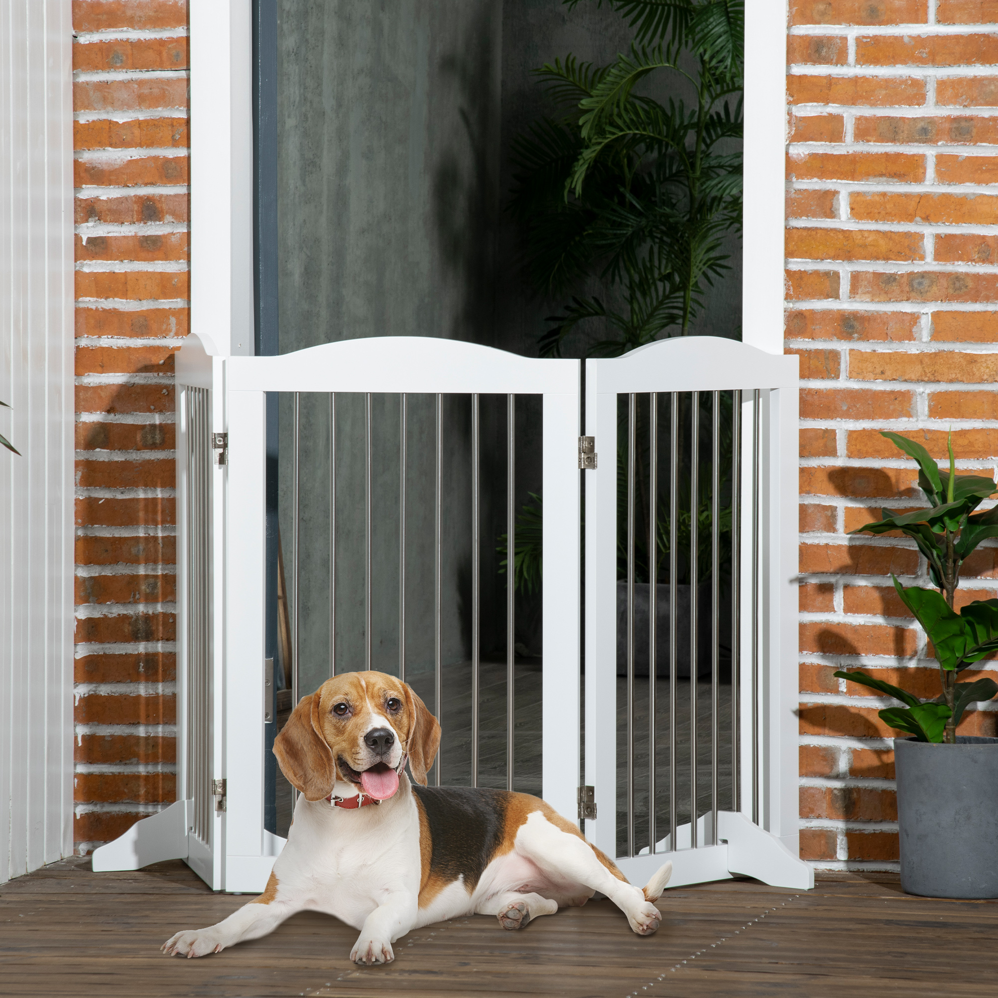 Un beagle se acuesta en una plataforma de madera frente a una puerta blanca para mascotas con un fondo de pared de ladrillo.