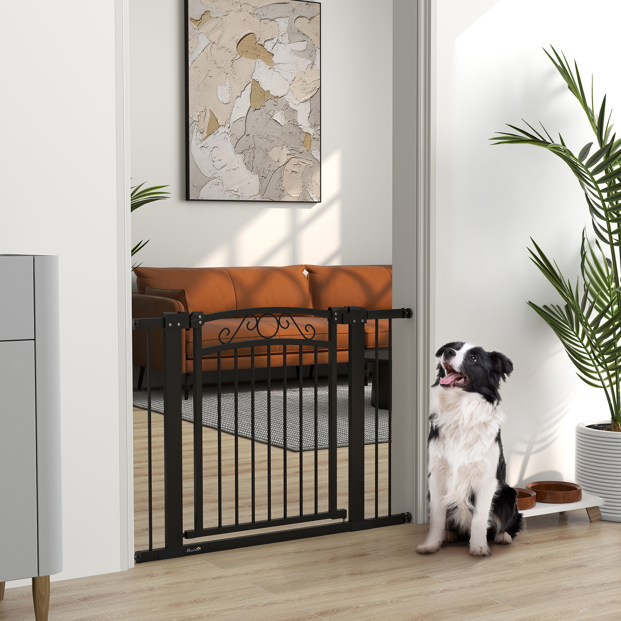 Puerta para mascotas de metal negro en una puerta con un perro sentado al lado.