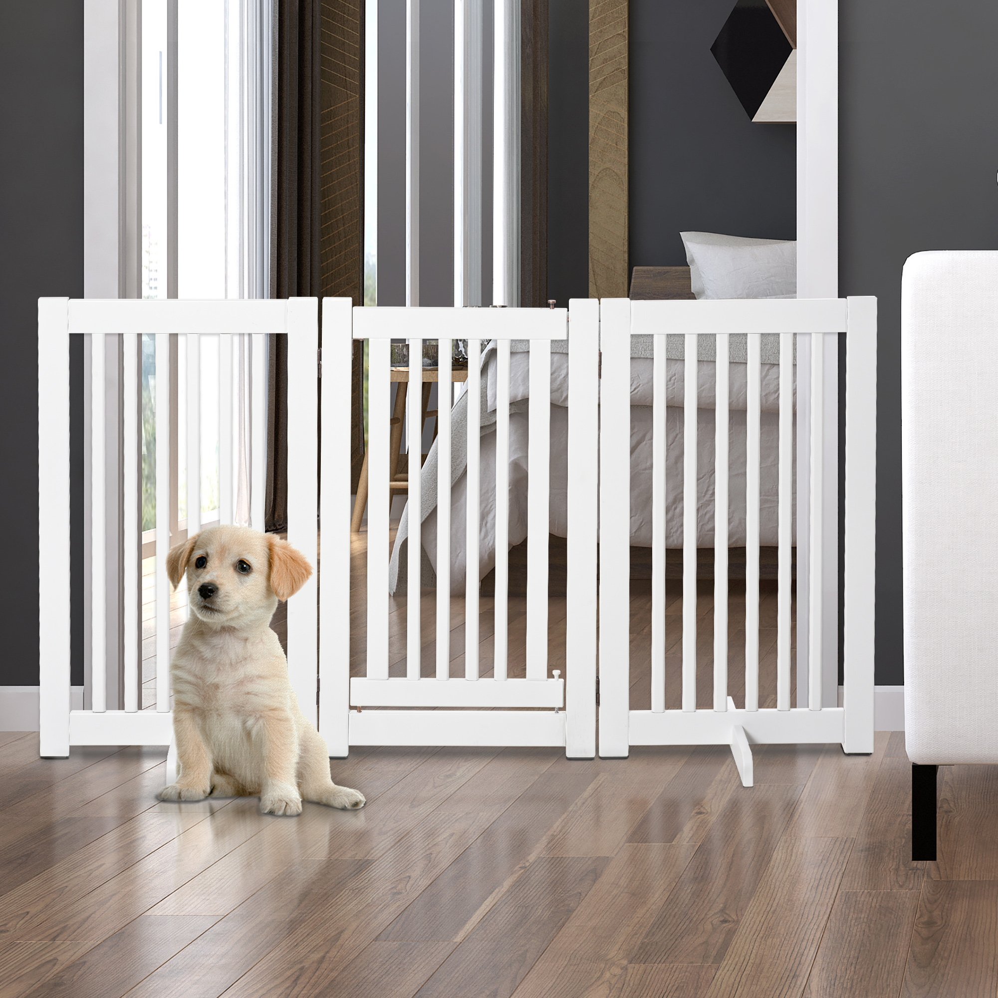 Barrera de seguridad de madera blanca con un cachorro delante. La barrera tiene barras verticales.