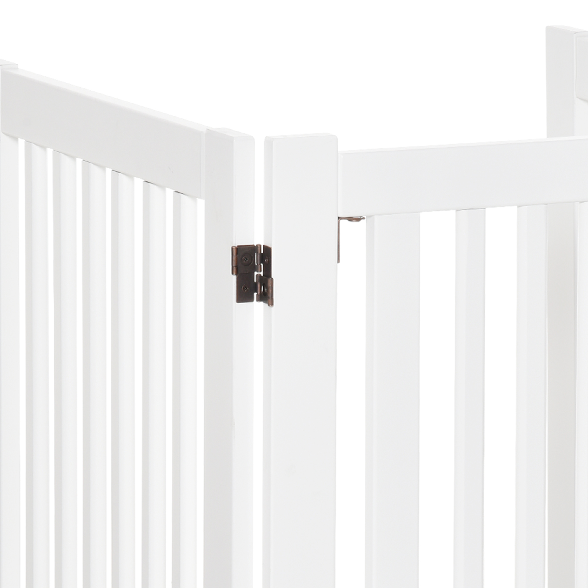 Primer plano de una puerta para mascotas blanca con la bisagra y las lamas de madera. Fondo blanco.