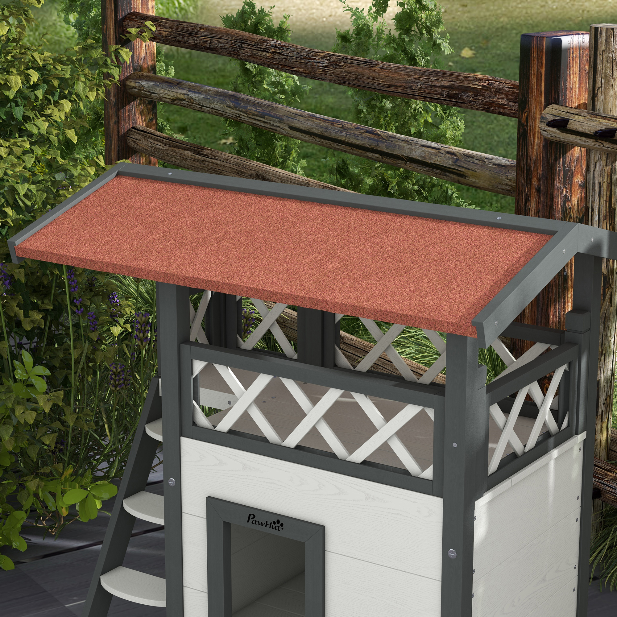 Caseta de perro de madera con techo rojo y valla pequeña. Valla de madera y plantas en el fondo.