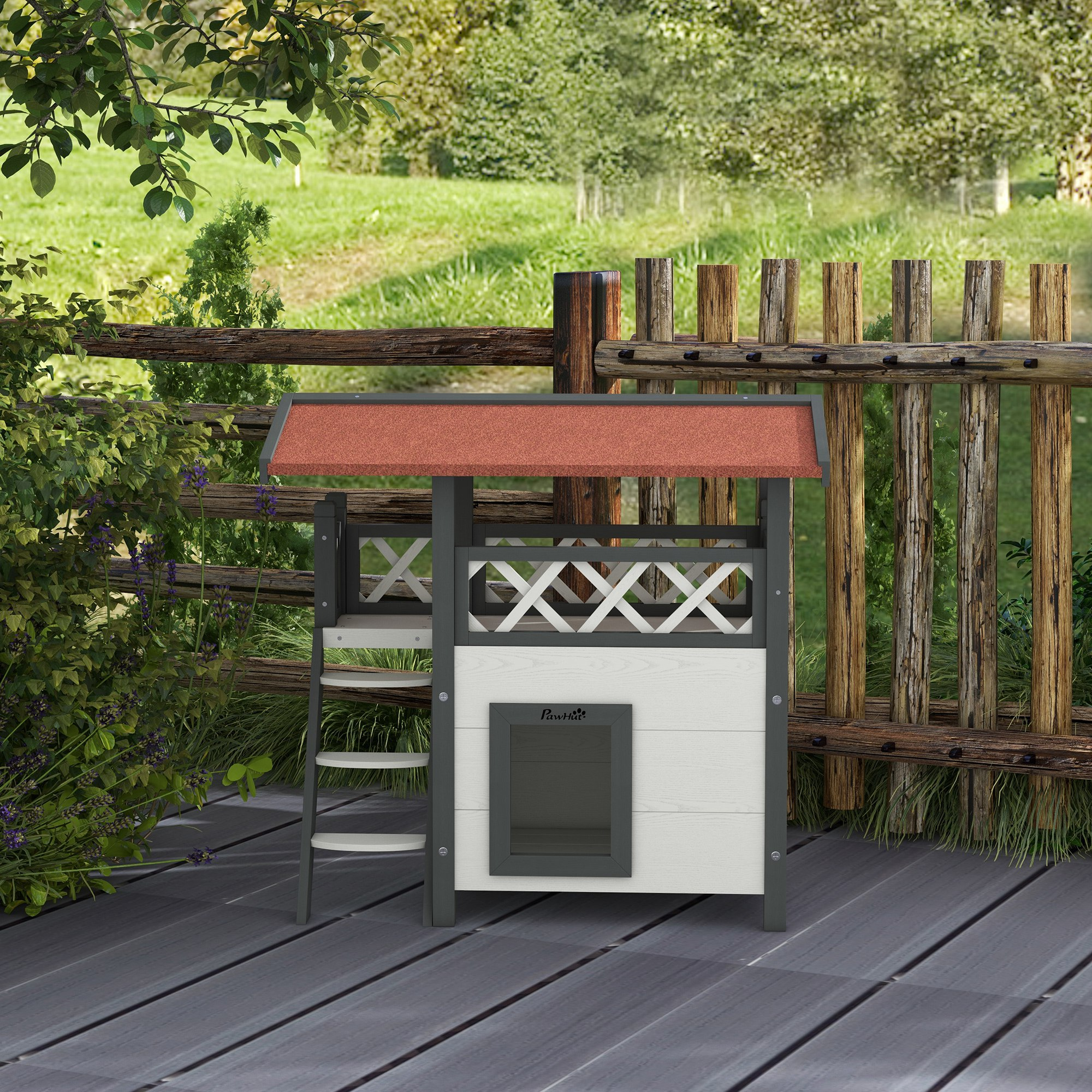 Una caseta de perro de madera con techo rojo. Se encuentra en una terraza de madera. En el fondo hay una valla.
