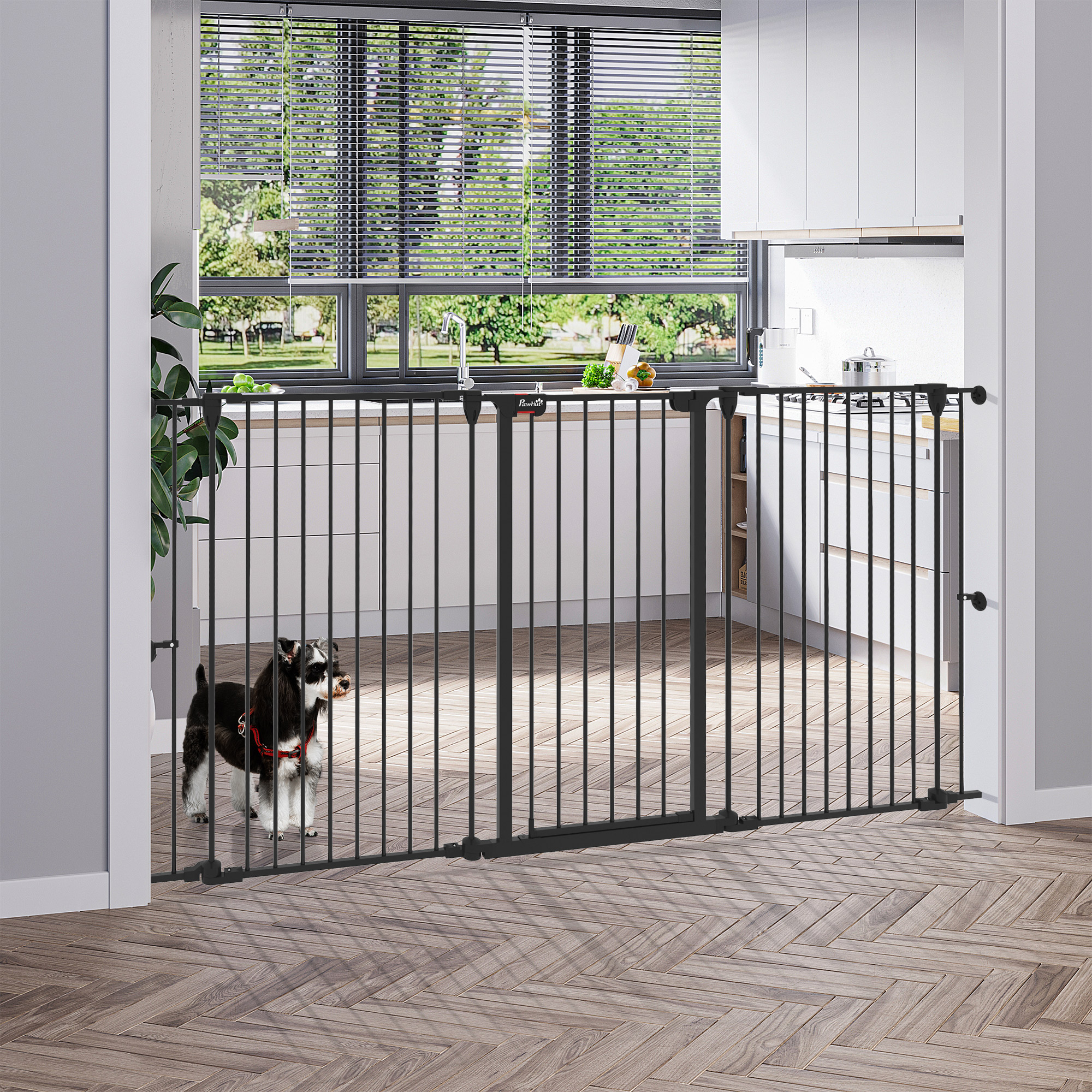 Una puerta para perros negra instalada en una puerta, con un perro mirando a través de ella. Cocina al fondo.