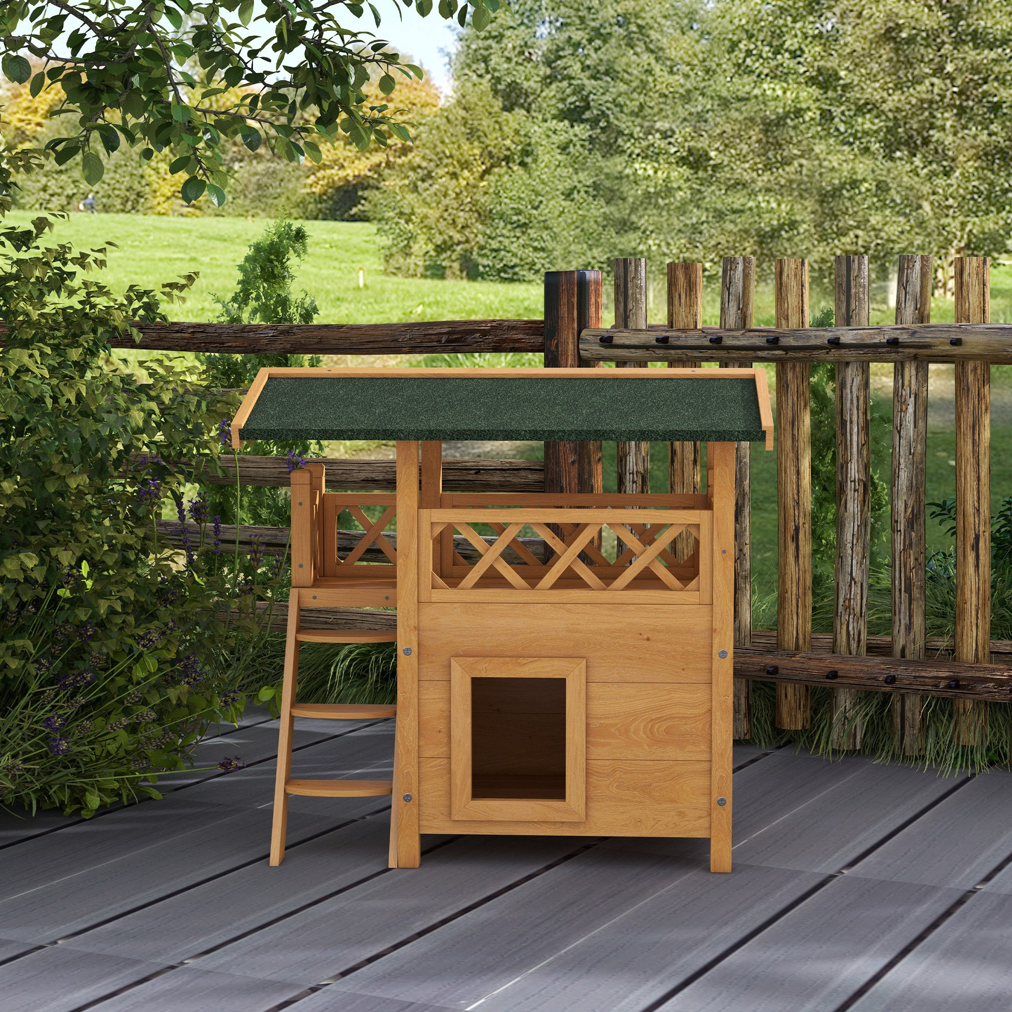 Una casa de perro de madera con techo verde y una pequeña escalera, sobre una terraza de madera con valla.