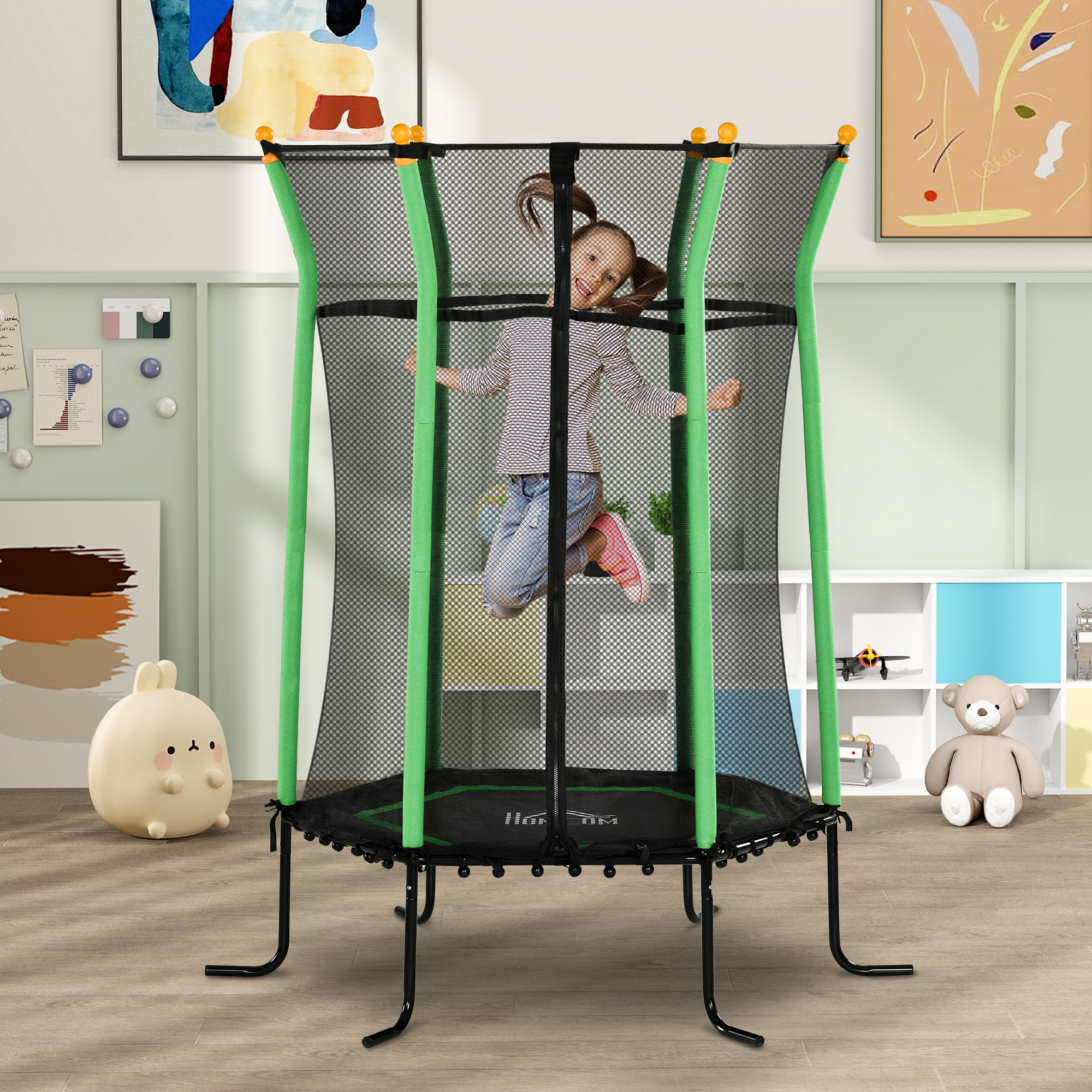 Una ragazza salta su un trampolino con una rete verde. Lo sfondo mostra una stanza con giocattoli.