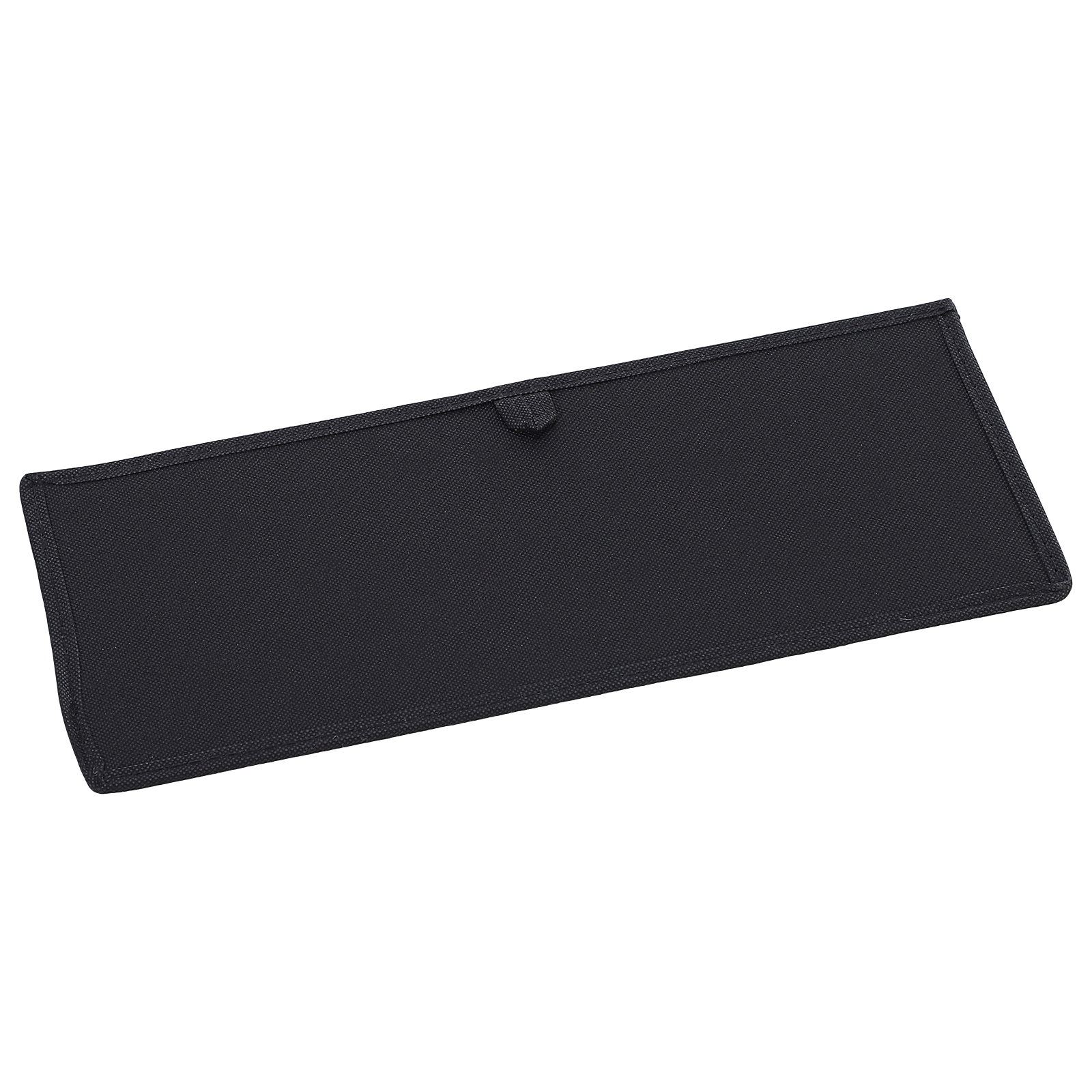 Tela rectangular negra con un pequeño lazo. Es lisa y tiene un borde cosido. Aislada sobre blanco.