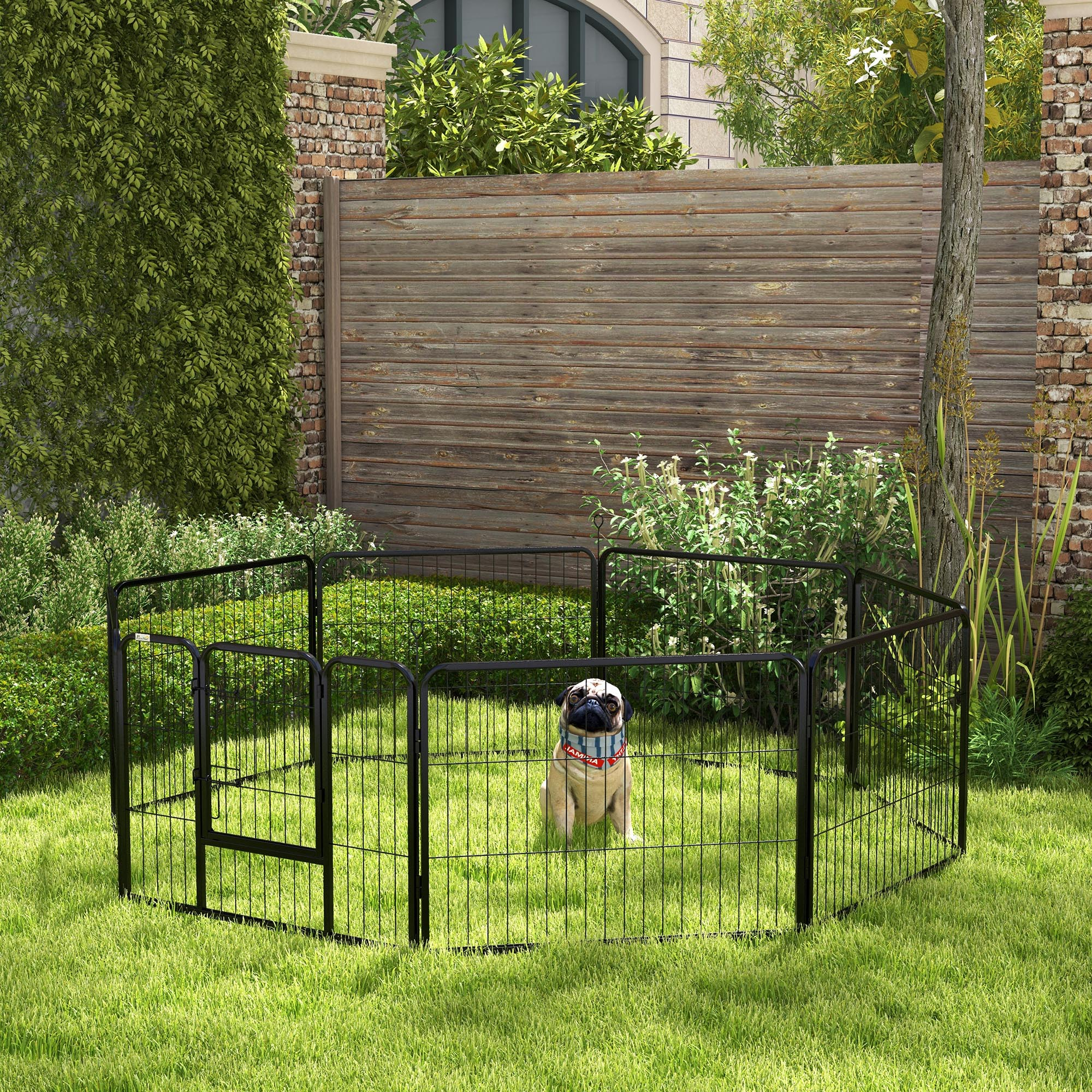 Un parque para mascotas de metal negro sobre hierba verde, con un perro dentro, rodeado por una valla de madera y vegetación.