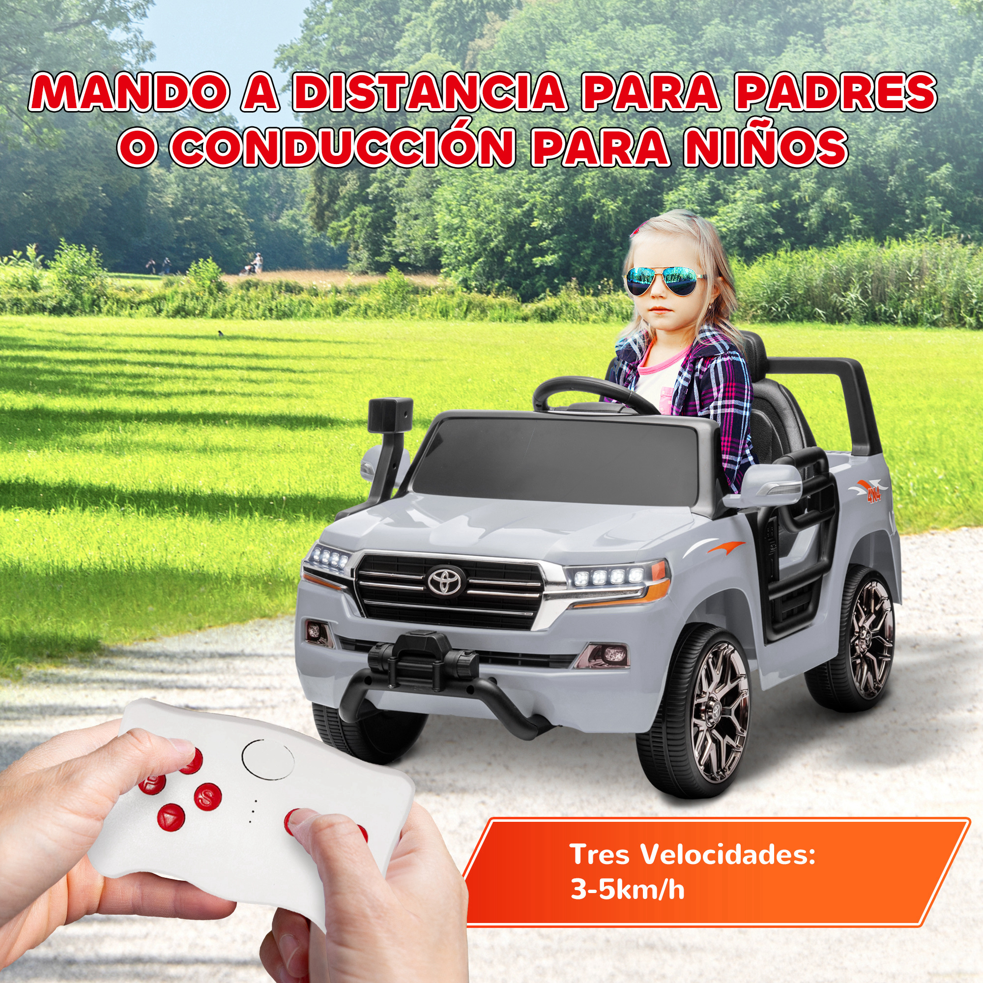 Un niño en un coche de juguete gris con un mando a distancia en las manos. El texto dice tres velocidades, 3-5 km/h.