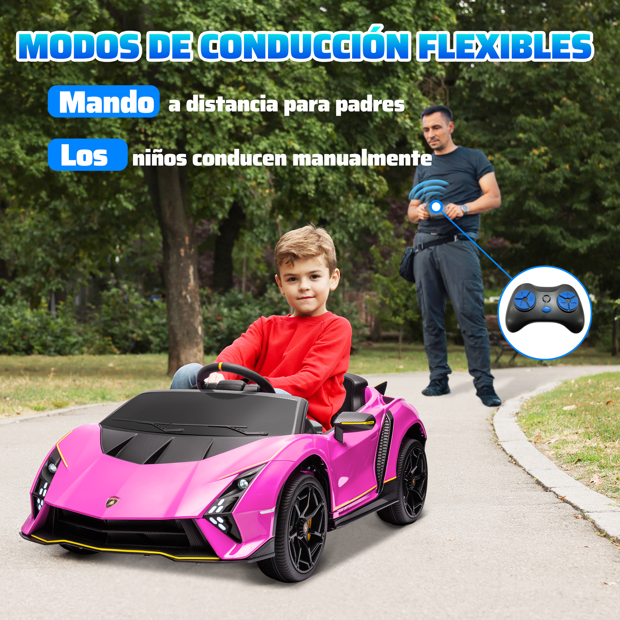 Un coche de juguete rosa con un niño conduciendo, controlado por un hombre con un mando a distancia.