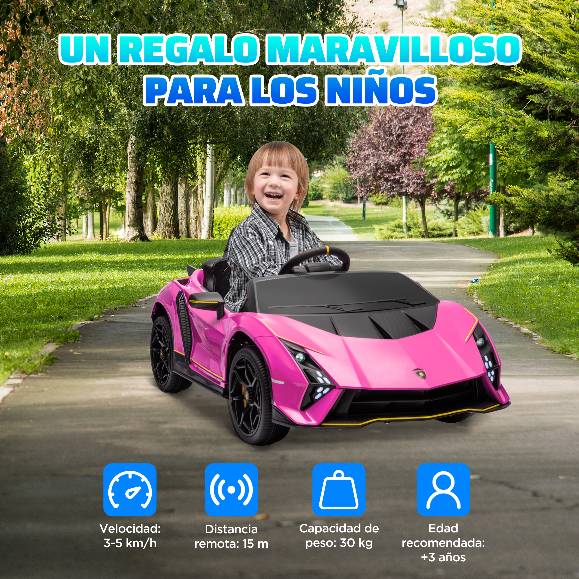 Coche eléctrico rosa con un niño feliz conduciendo. El niño sonríe mientras conduce.