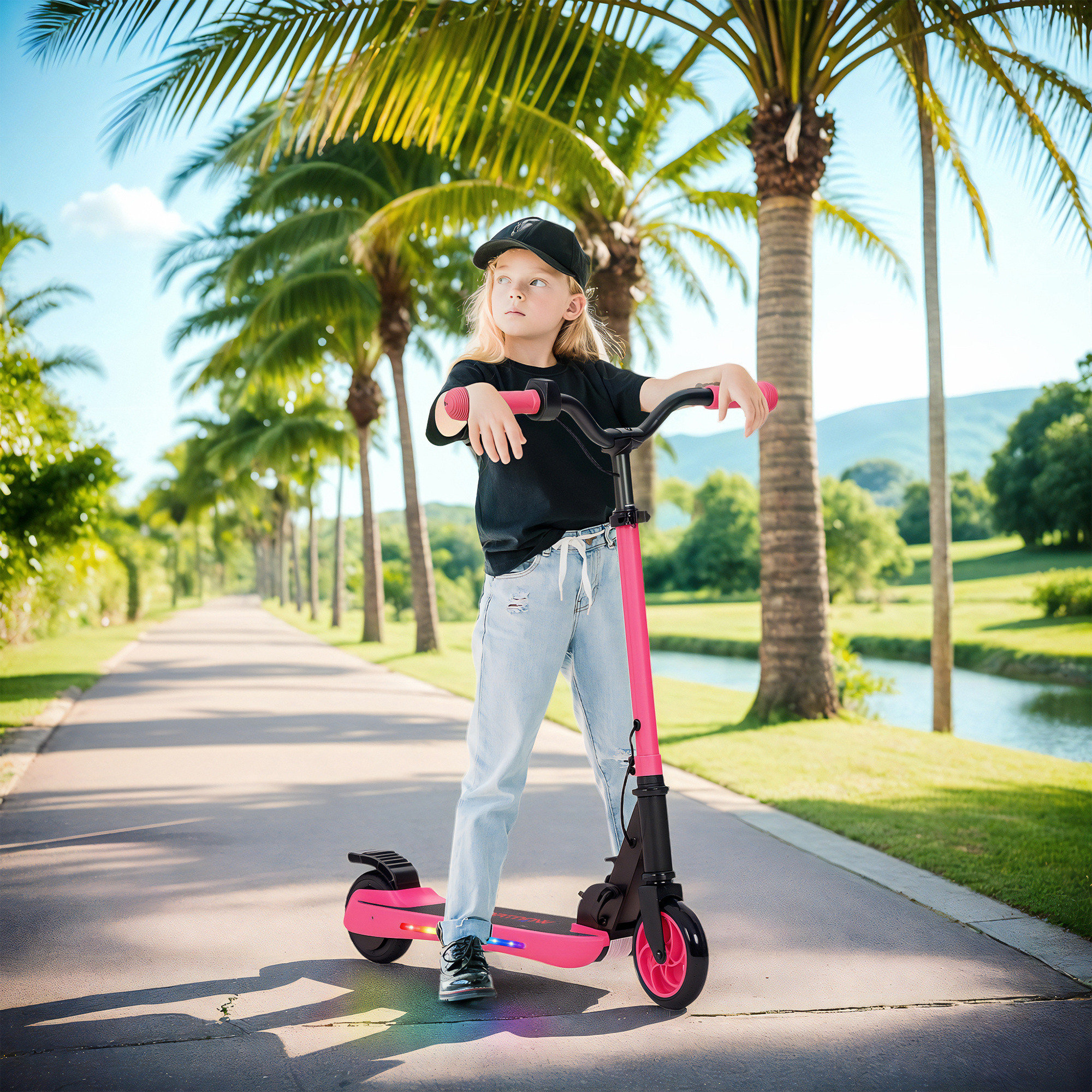 Una niña con gorra negra y patinete rosa, en un camino pavimentado con palmeras.
