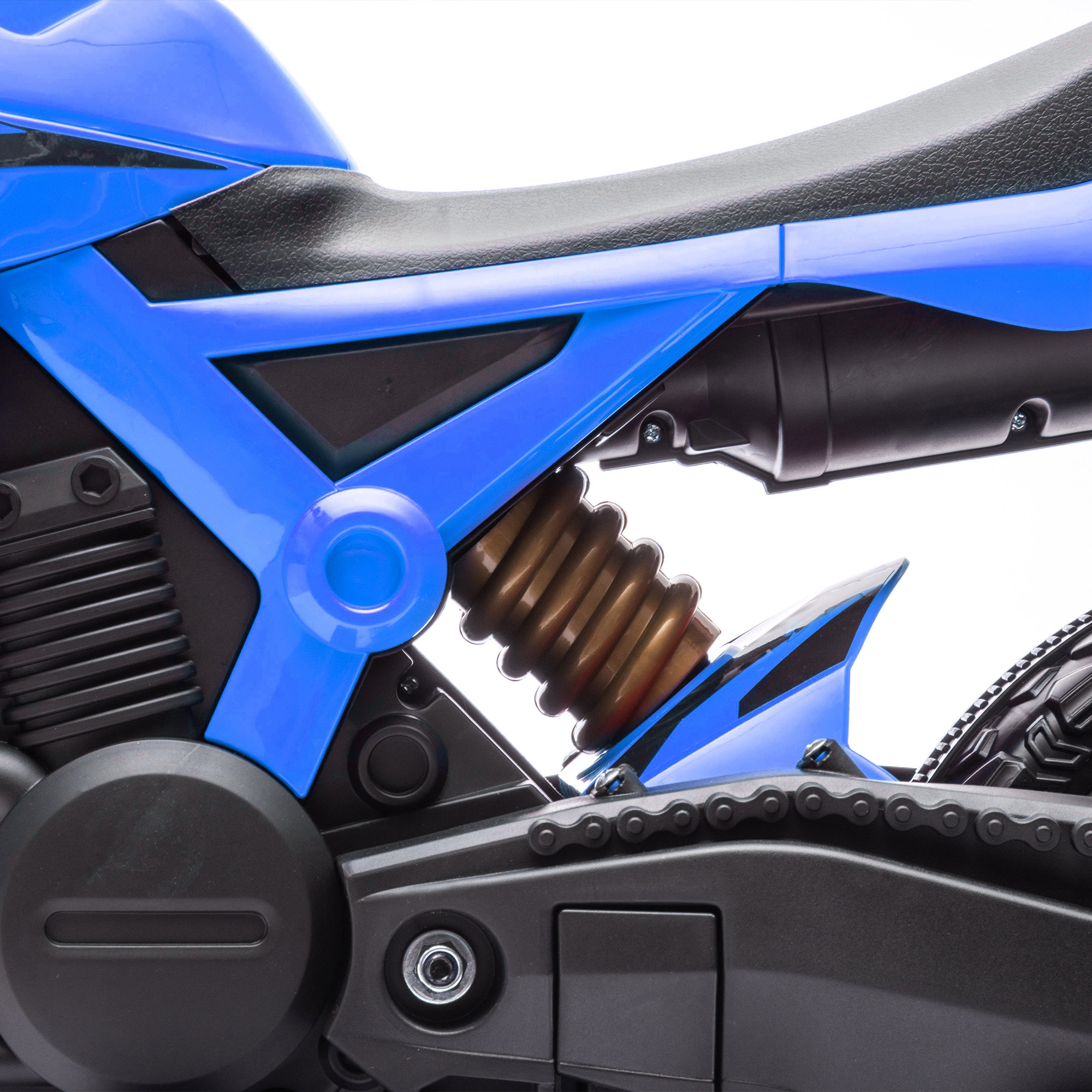 Primer plano del lateral de una moto azul, mostrando detalles del motor y la suspensión trasera.