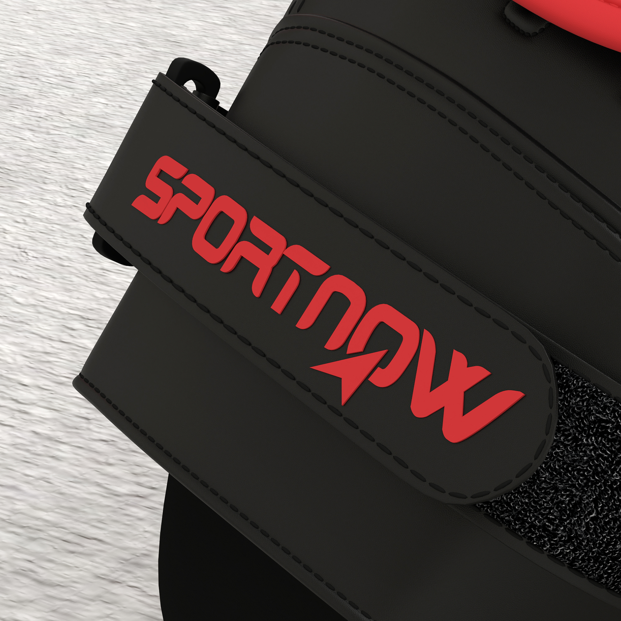 Un primer plano del logotipo SportNow en negro y rojo sobre una correa negra.