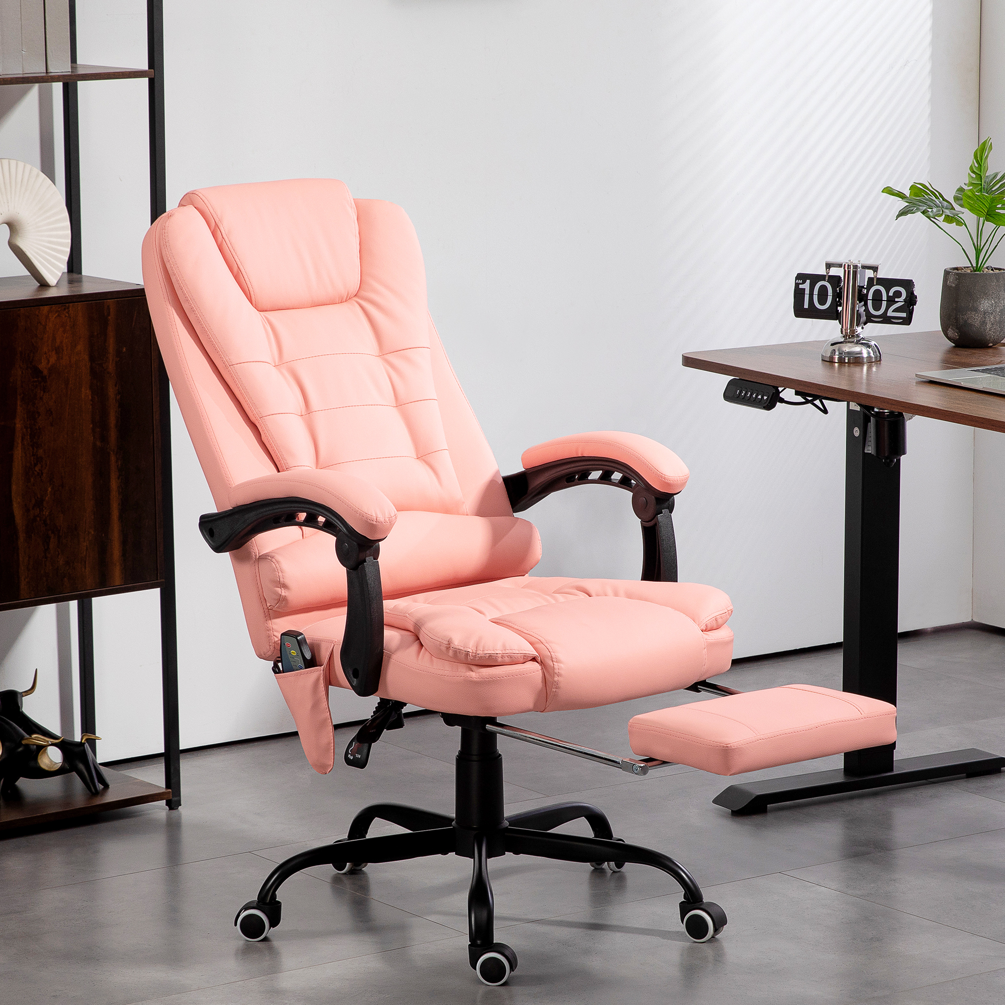 Silla de oficina rosa con reposapiés. Reposabrazos, reposacabezas y base negra.