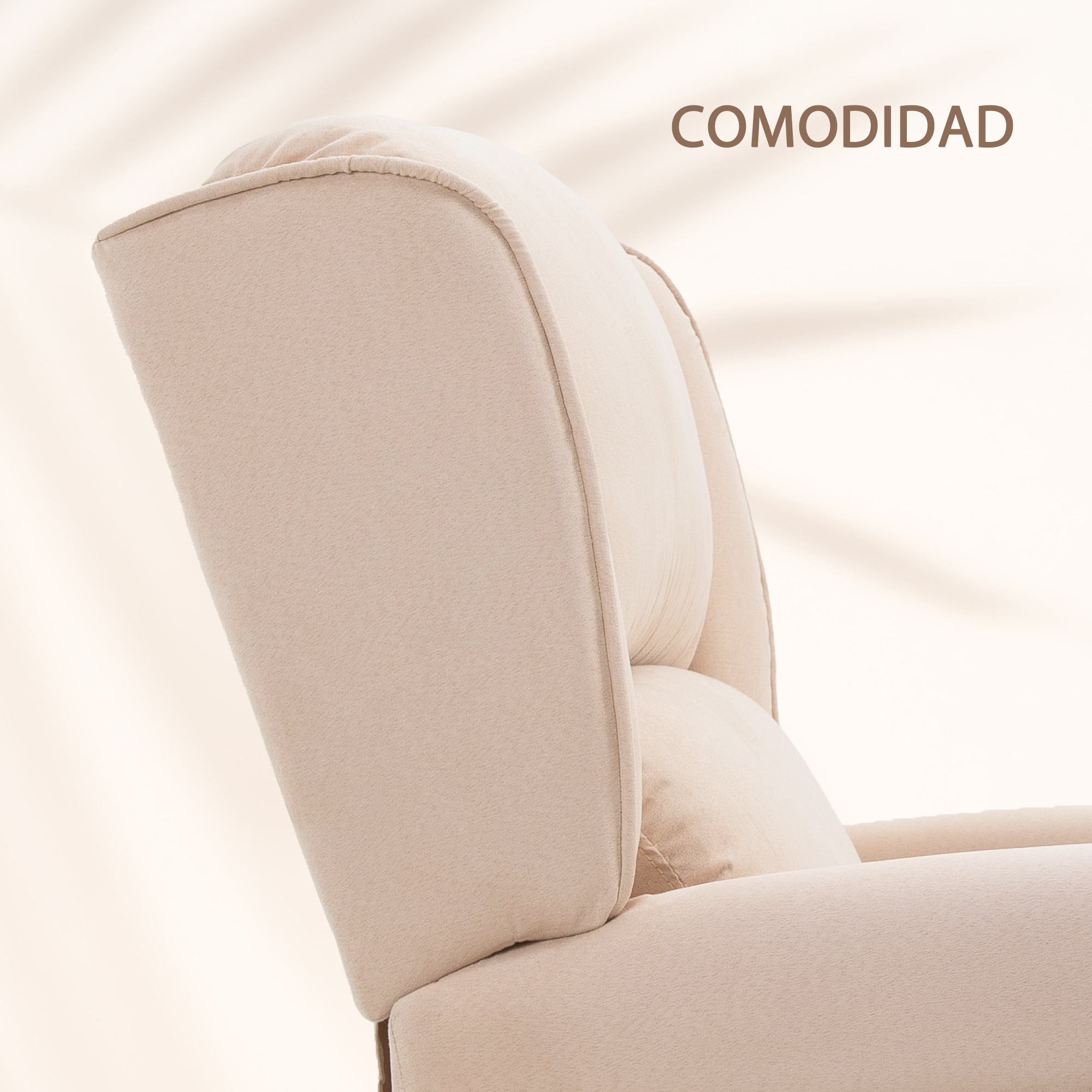 Primer plano de un sillón reclinable beige con reposacabezas y almohada cómodos.