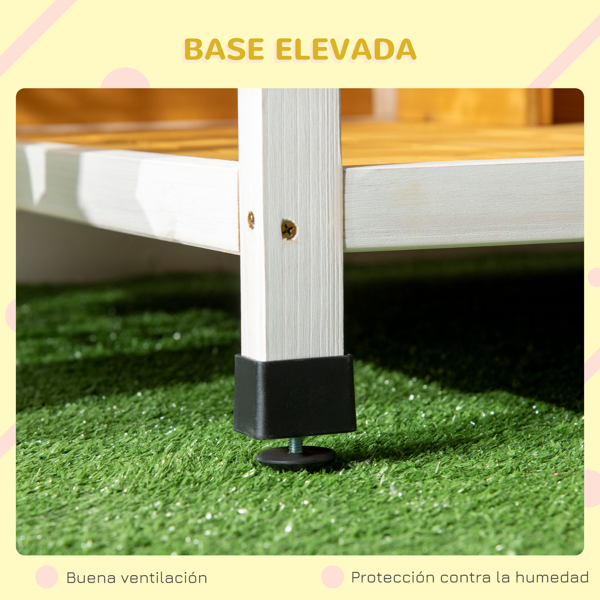Primer plano de una base elevada con un pie negro. El fondo es césped artificial.
