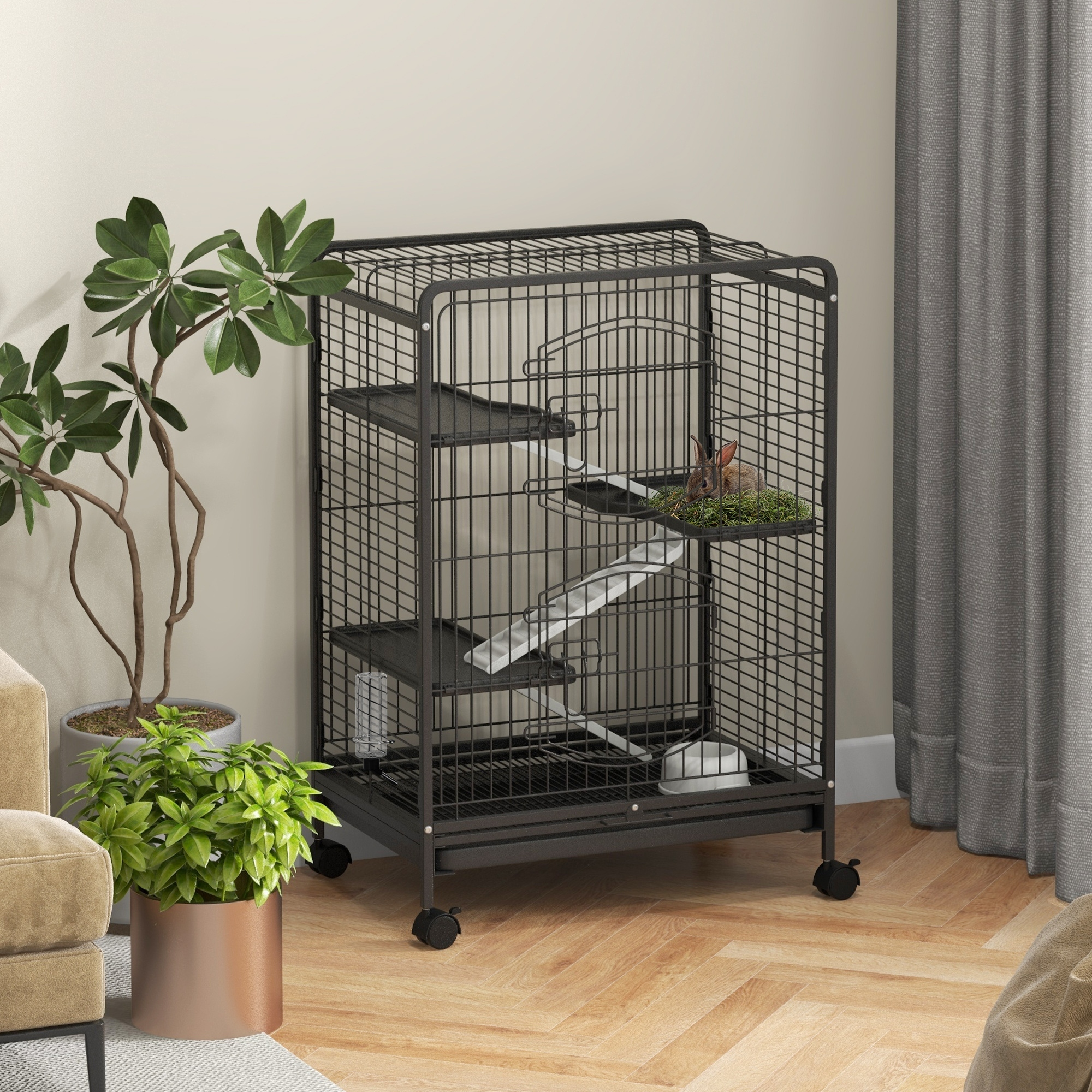 Una jaula negra para gatos con tres niveles, plataformas, una rampa y ruedas. Se coloca en una habitación.
