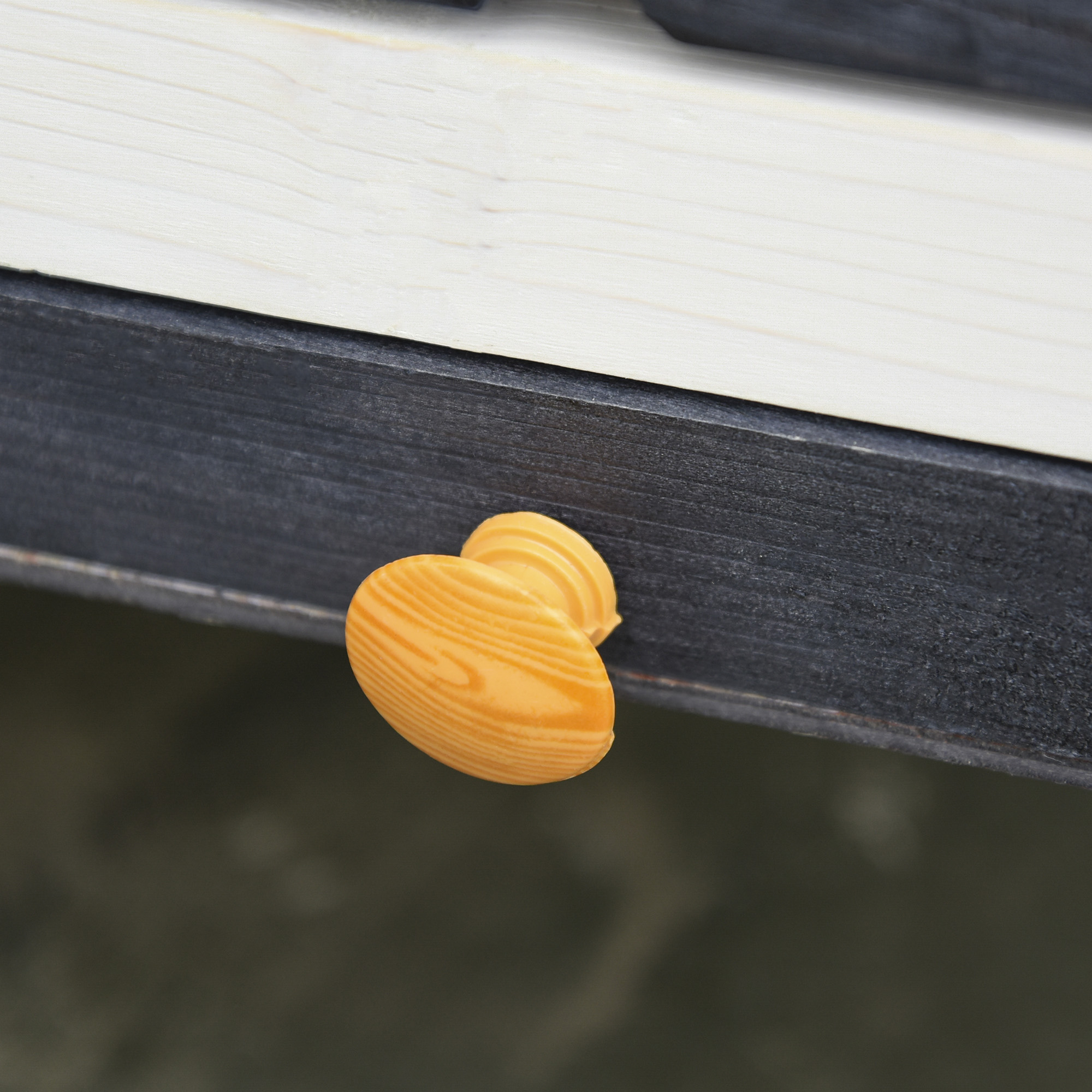 Tirador de cajón de madera, forma de corazón. Color naranja con vetas de madera.