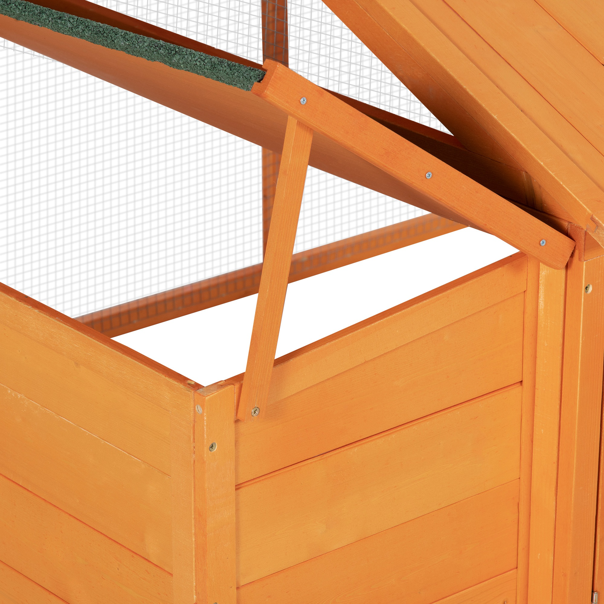 Primer plano del techo de madera de una casa para mascotas con malla.